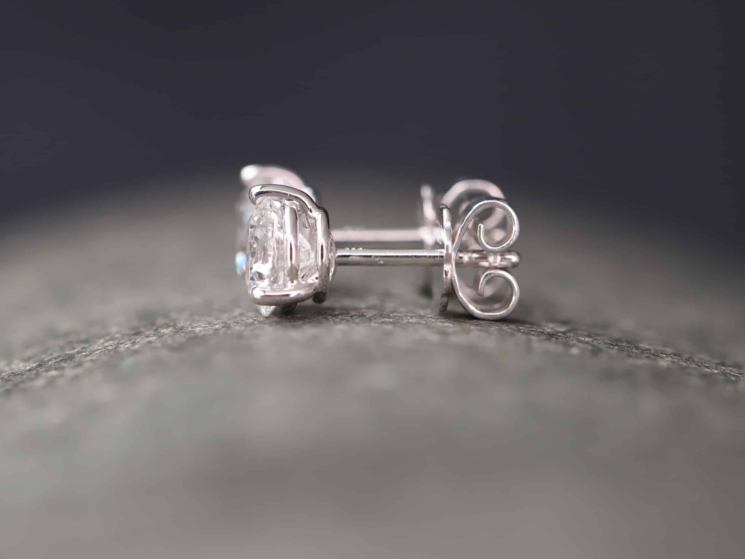 2,069ct Brillantstecker in 585er Weißgold mit einer Dreigriff Fassung (3 Krappen je Stein, synthetische Brillanten) – Bild 4