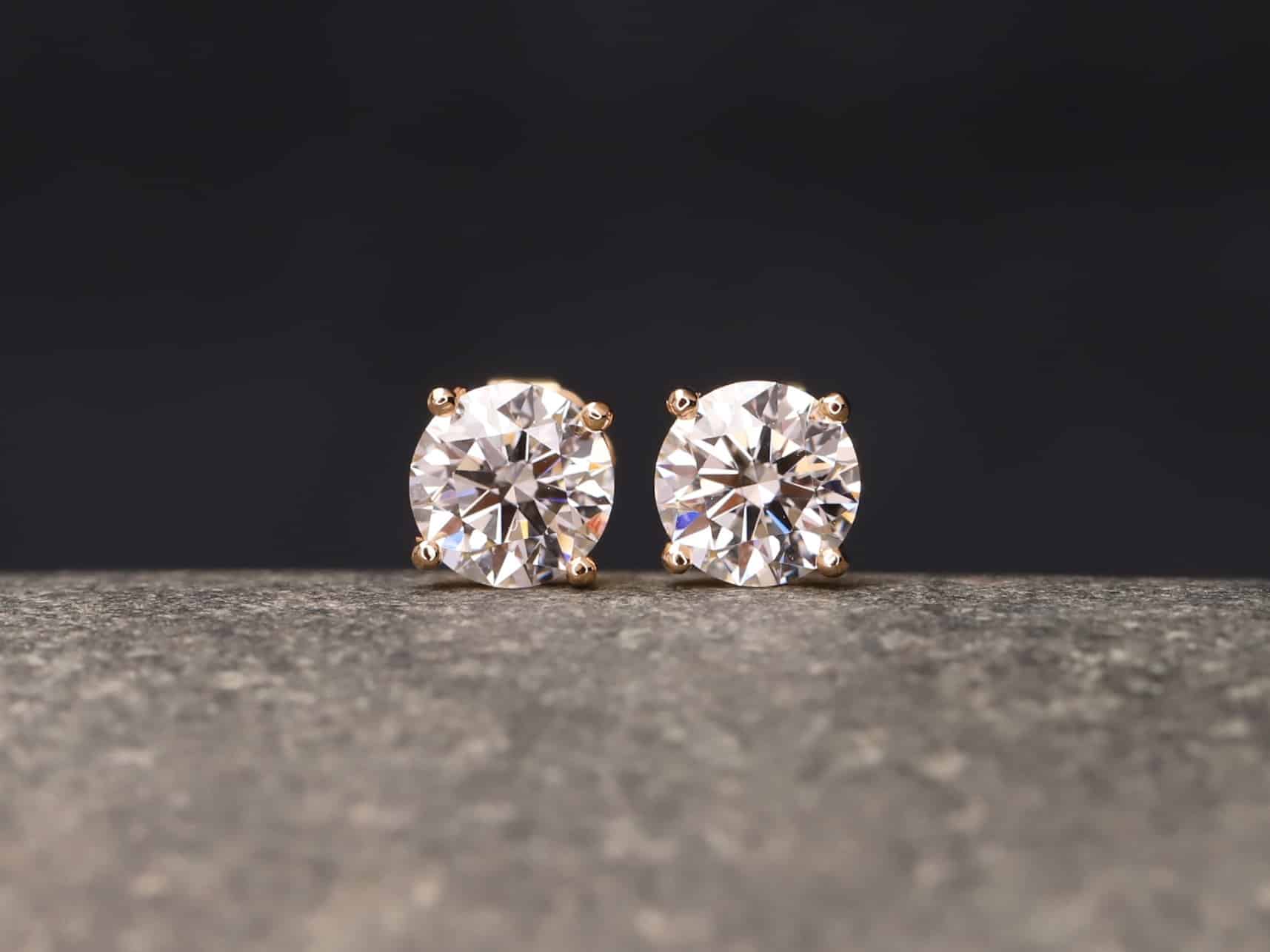 2,ct Brillantstecker in 750er Rosegold mit einer Viergriff Fassung (4 Krappen je Stein, synthetische Brillanten)