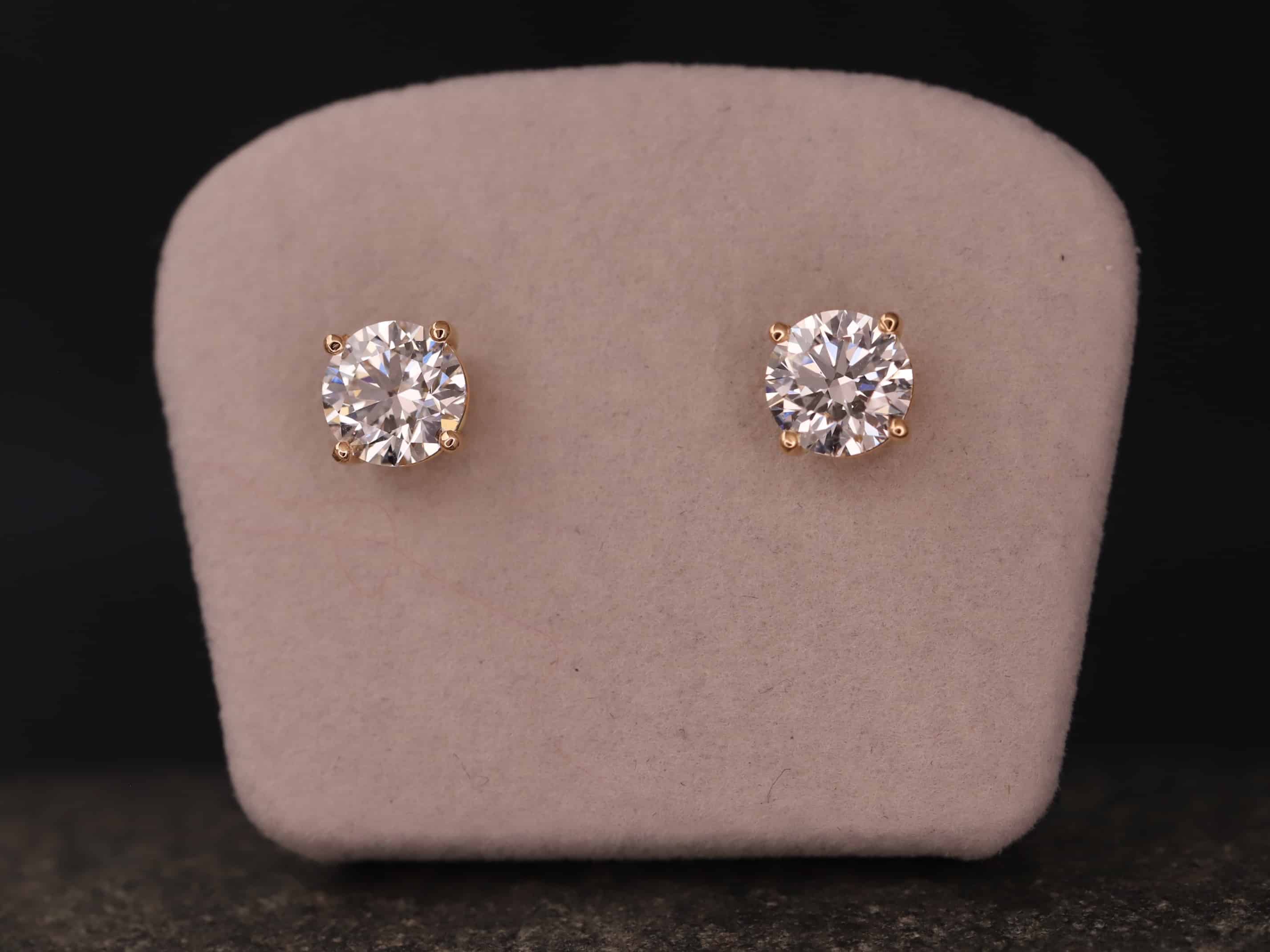 2,ct Brillantstecker in 750er Rosegold mit einer Viergriff Fassung (4 Krappen je Stein, synthetische Brillanten) – Bild 6
