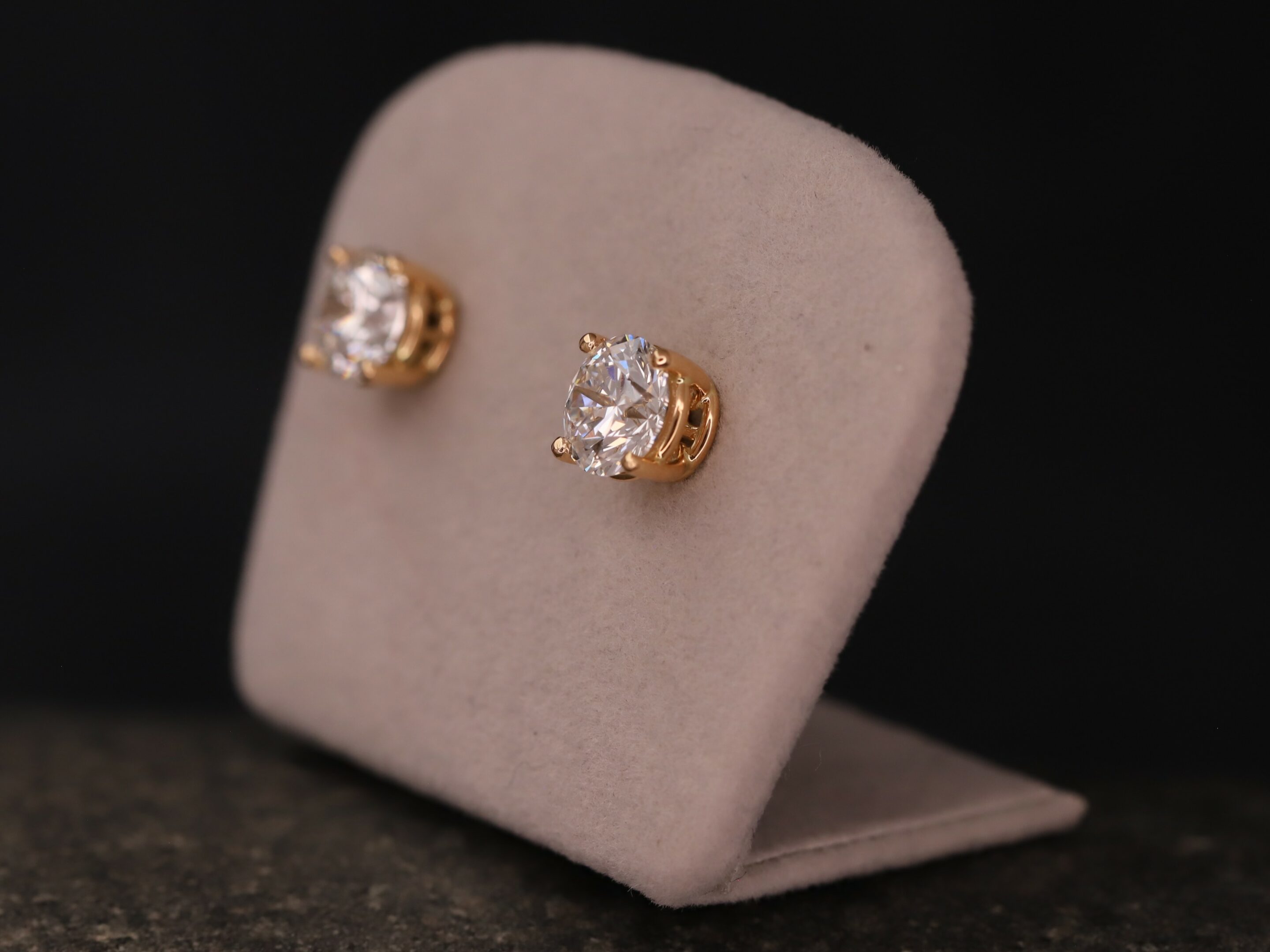 2,ct Brillantstecker in 750er Rosegold mit einer Viergriff Fassung (4 Krappen je Stein, synthetische Brillanten) – Bild 5