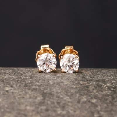 1,12ct Brillantstecker in 750er Rosegold mit einer Viergriff Fassung (4 Krappen je Stein, synthetische Brillanten)