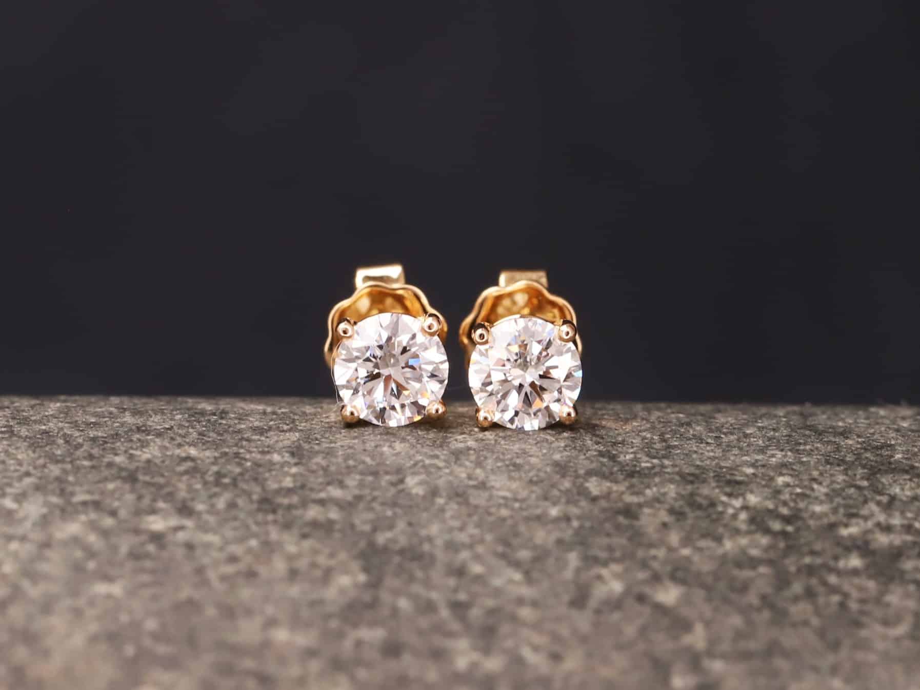 1,12ct Brillantstecker in 750er Rosegold mit einer Viergriff Fassung (4 Krappen je Stein, synthetische Brillanten)