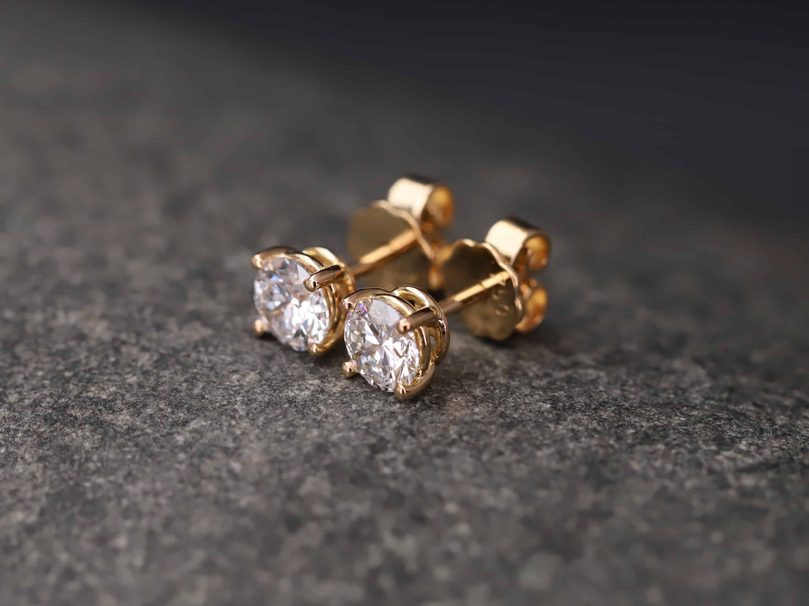 1,12ct Brillantstecker in 750er Rosegold mit einer Viergriff Fassung (4 Krappen je Stein, synthetische Brillanten) – Bild 2