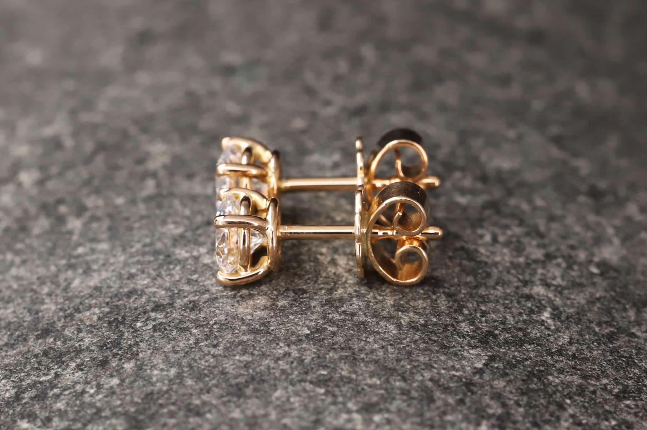 1,12ct Brillantstecker in 750er Rosegold mit einer Viergriff Fassung (4 Krappen je Stein, synthetische Brillanten) – Bild 3