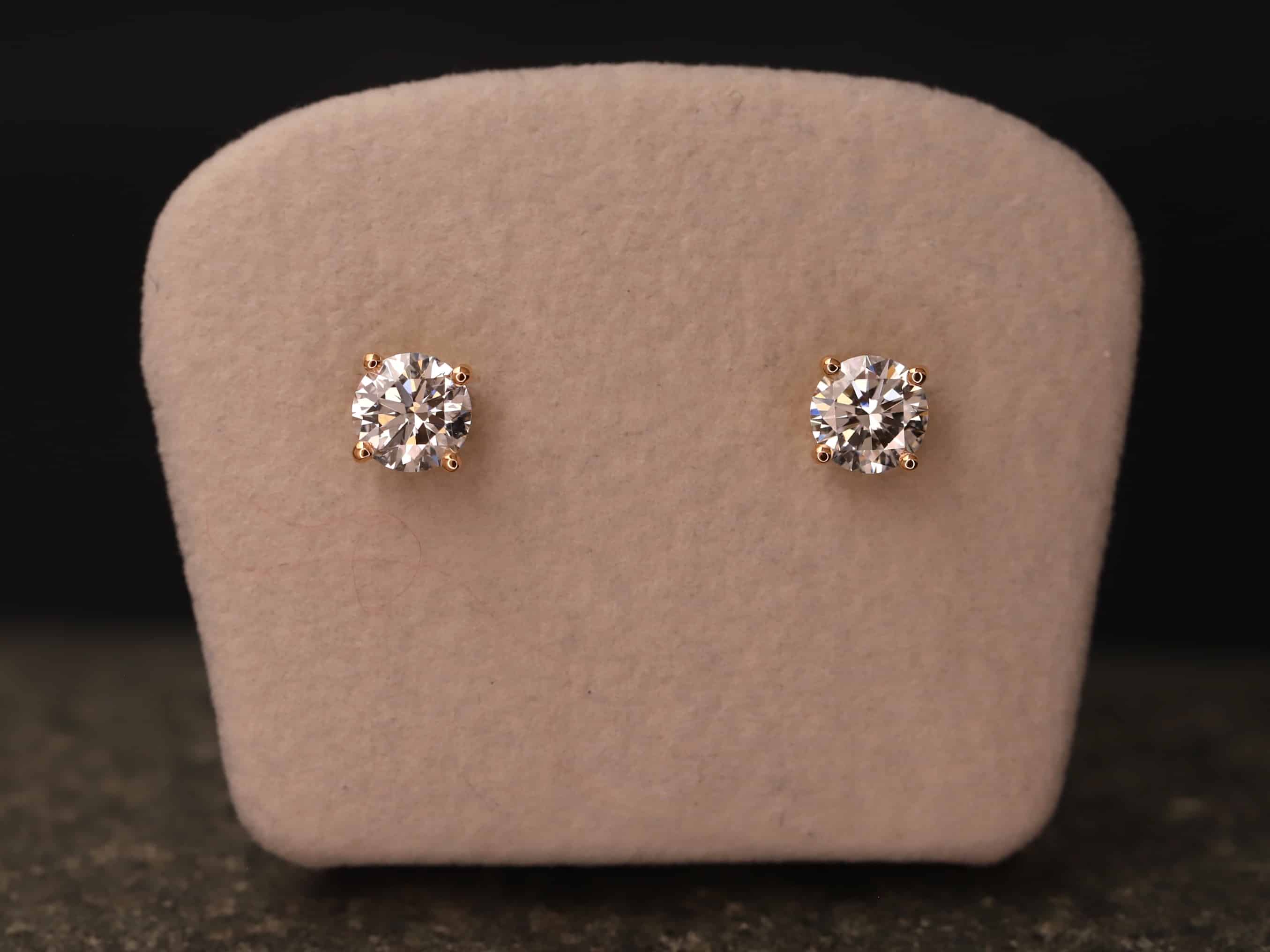 1,12ct Brillantstecker in 750er Rosegold mit einer Viergriff Fassung (4 Krappen je Stein, synthetische Brillanten) – Bild 5