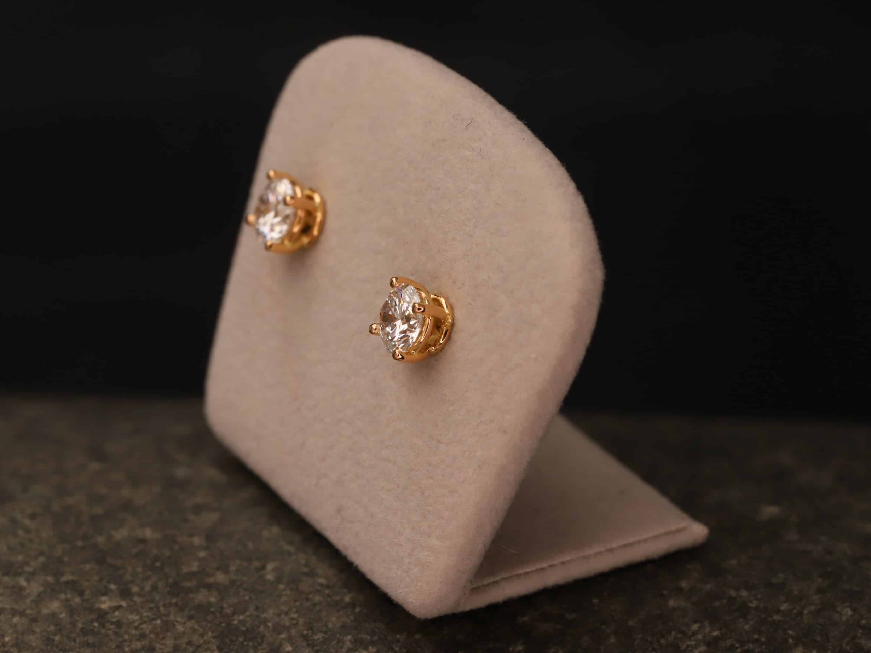 1,12ct Brillantstecker in 750er Rosegold mit einer Viergriff Fassung (4 Krappen je Stein, synthetische Brillanten) – Bild 4