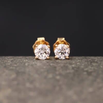 0,9ct Brillantstecker in 750er Rosegold mit einer Viergriff Fassung (4 Krappen je Stein, synthetische Brillanten)