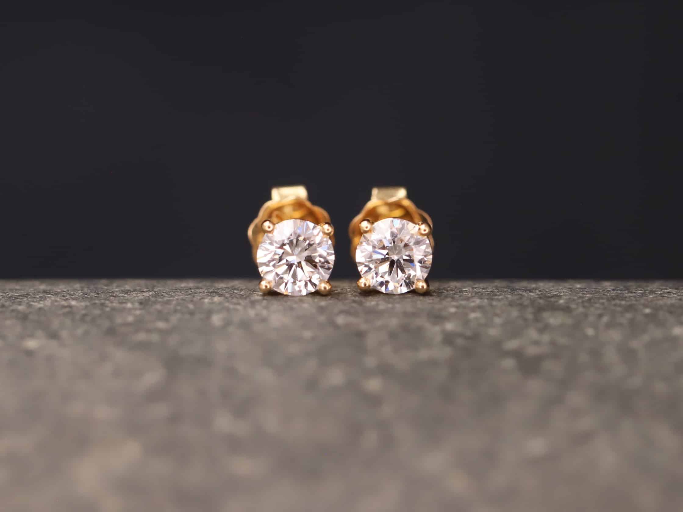 0,9ct Brillantstecker in 750er Rosegold mit einer Viergriff Fassung (4 Krappen je Stein, synthetische Brillanten)