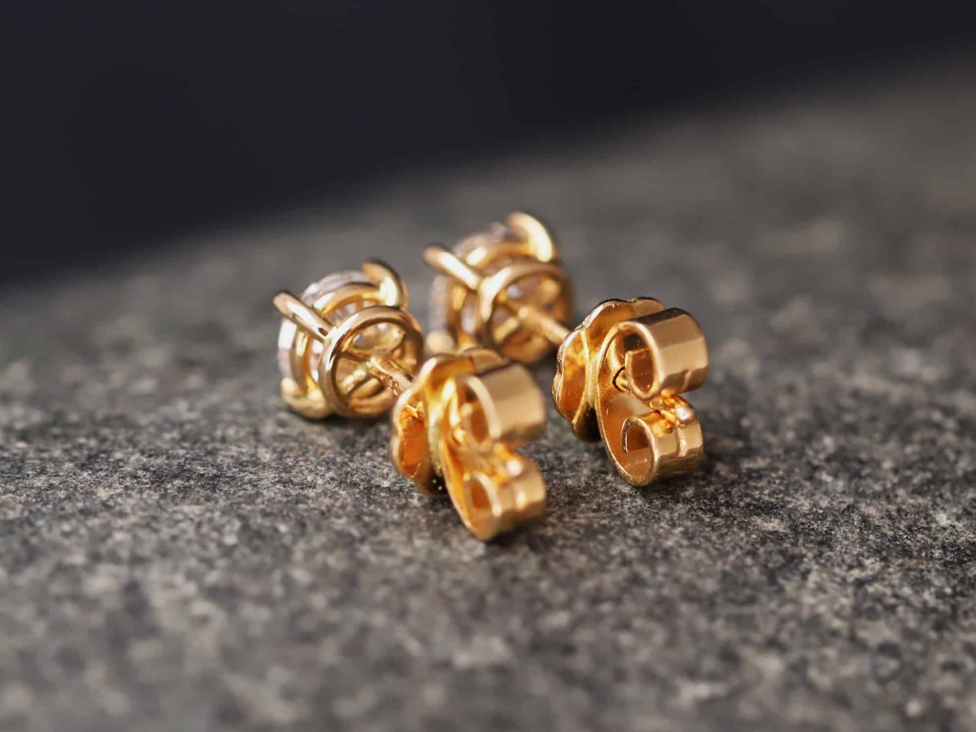 0,9ct Brillantstecker in 750er Rosegold mit einer Viergriff Fassung (4 Krappen je Stein, synthetische Brillanten) – Bild 3