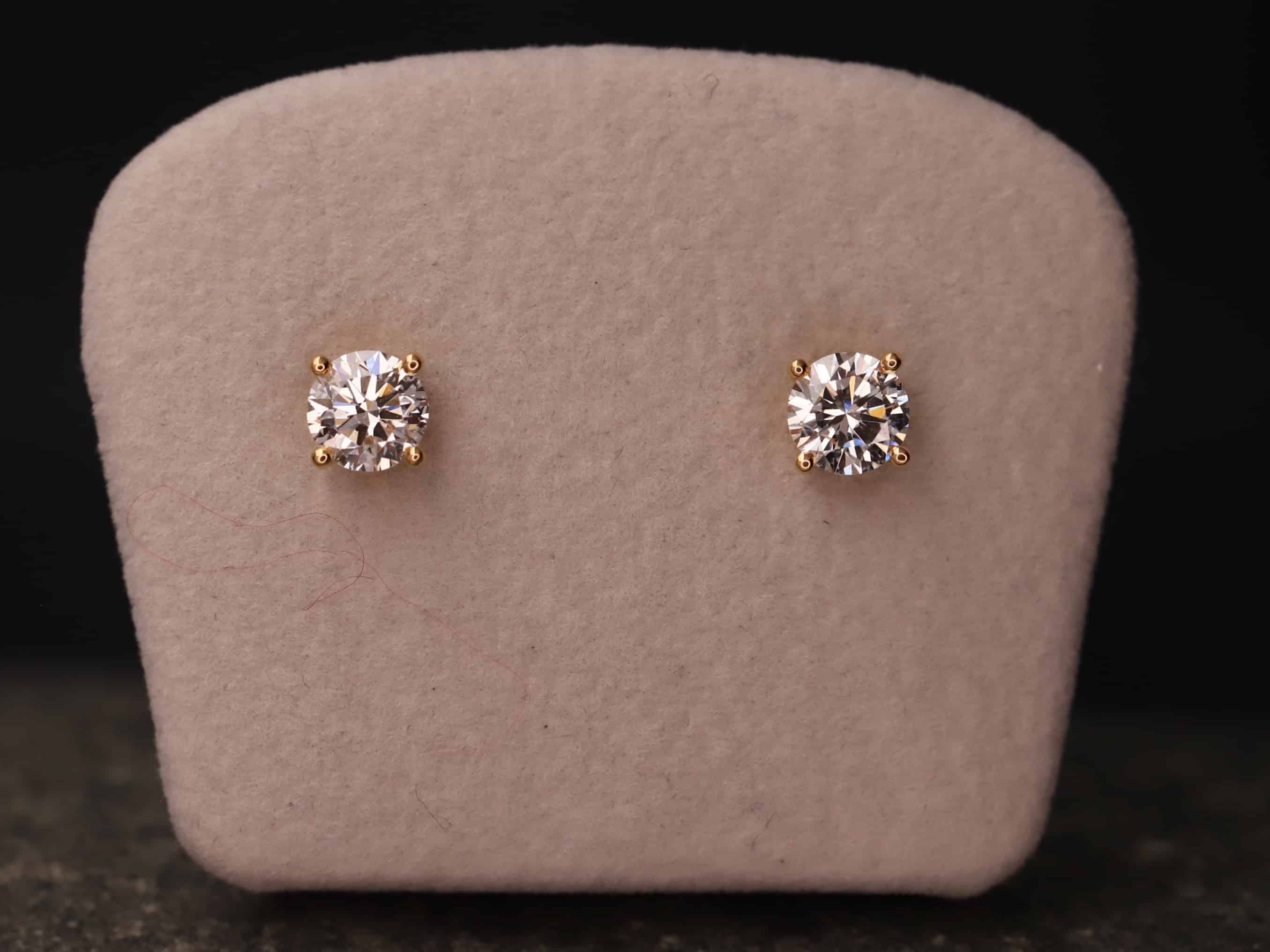 0,9ct Brillantstecker in 750er Rosegold mit einer Viergriff Fassung (4 Krappen je Stein, synthetische Brillanten) – Bild 5