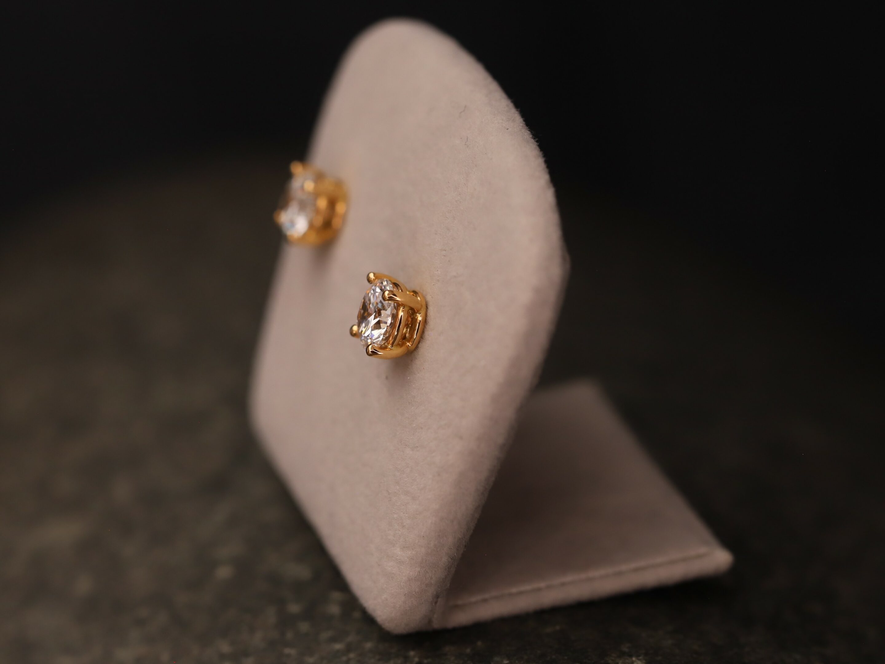 0,9ct Brillantstecker in 750er Rosegold mit einer Viergriff Fassung (4 Krappen je Stein, synthetische Brillanten) – Bild 4