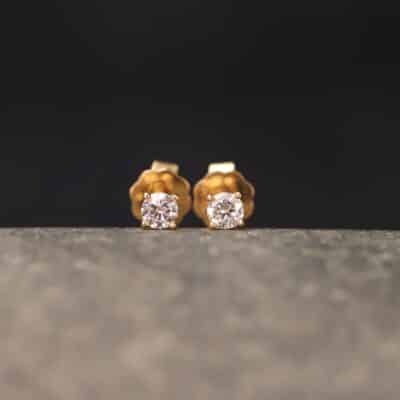 0,3ct Brillantstecker in 585er Rosegold mit einer Viergriff Fassung (4 Krappen je Stein, synthetische Brillanten)