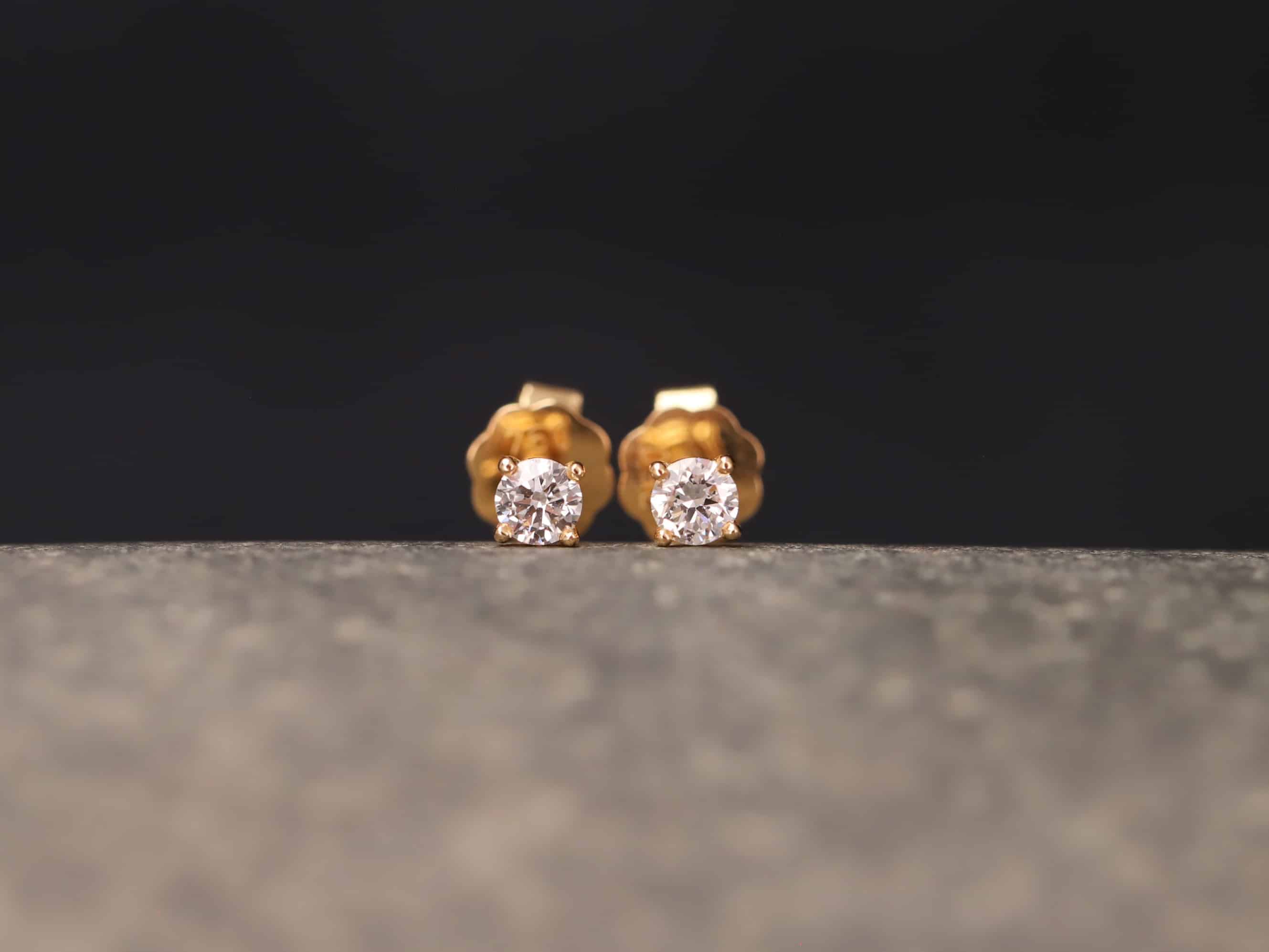 0,3ct Brillantstecker in 585er Rosegold mit einer Viergriff Fassung (4 Krappen je Stein, synthetische Brillanten)