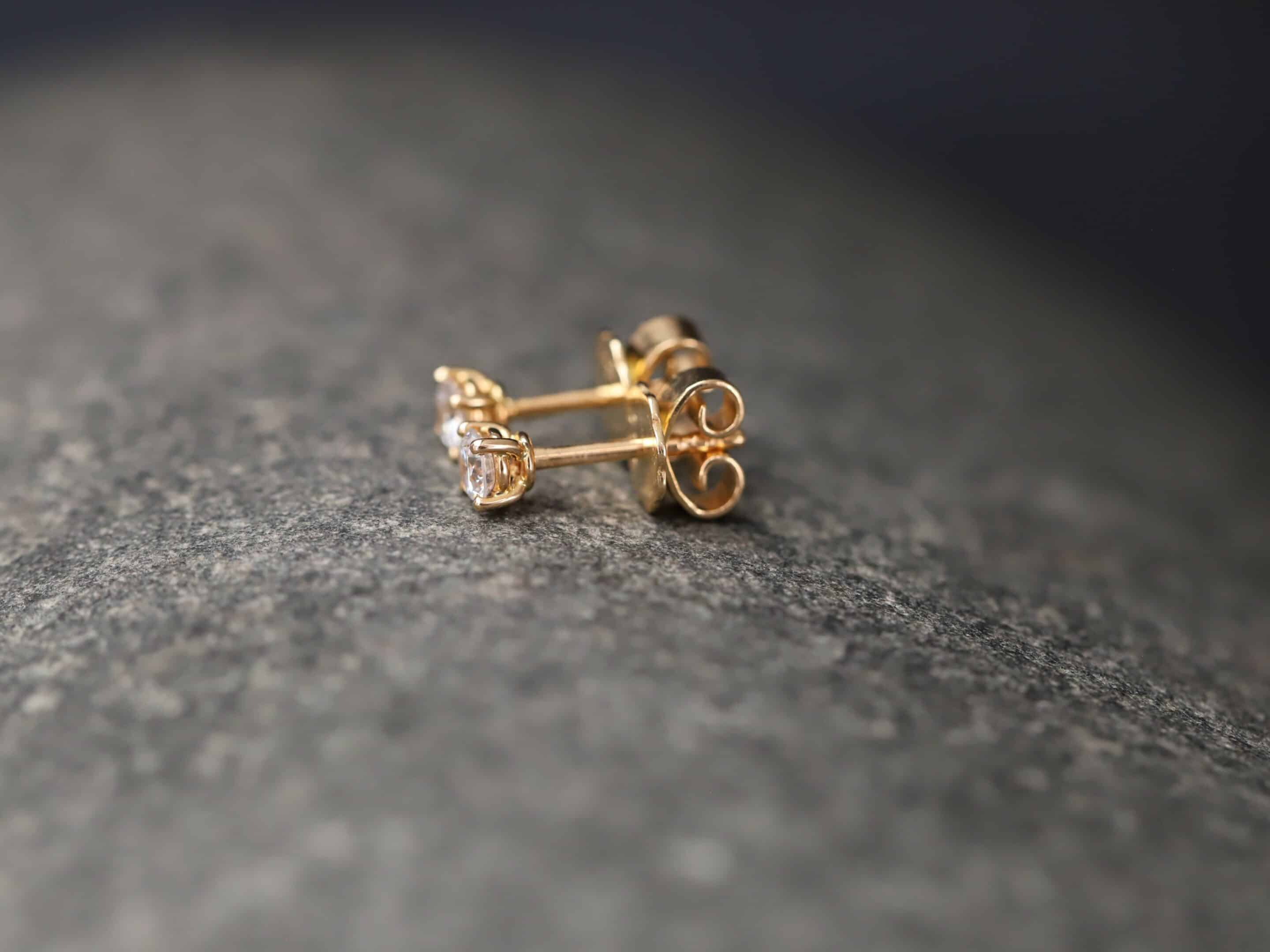 0,3ct Brillantstecker in 585er Rosegold mit einer Viergriff Fassung (4 Krappen je Stein, synthetische Brillanten) – Bild 3