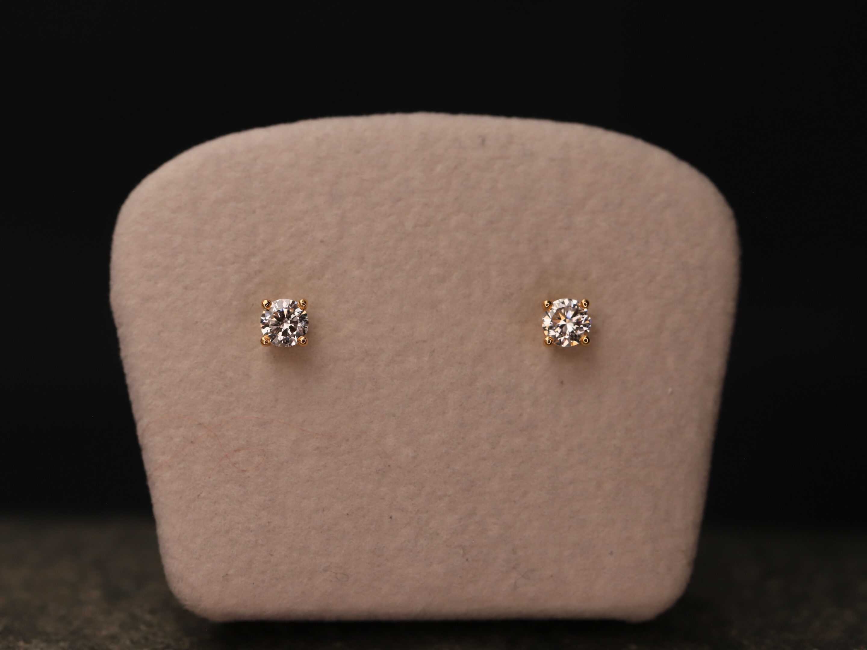 0,3ct Brillantstecker in 585er Rosegold mit einer Viergriff Fassung (4 Krappen je Stein, synthetische Brillanten) – Bild 2