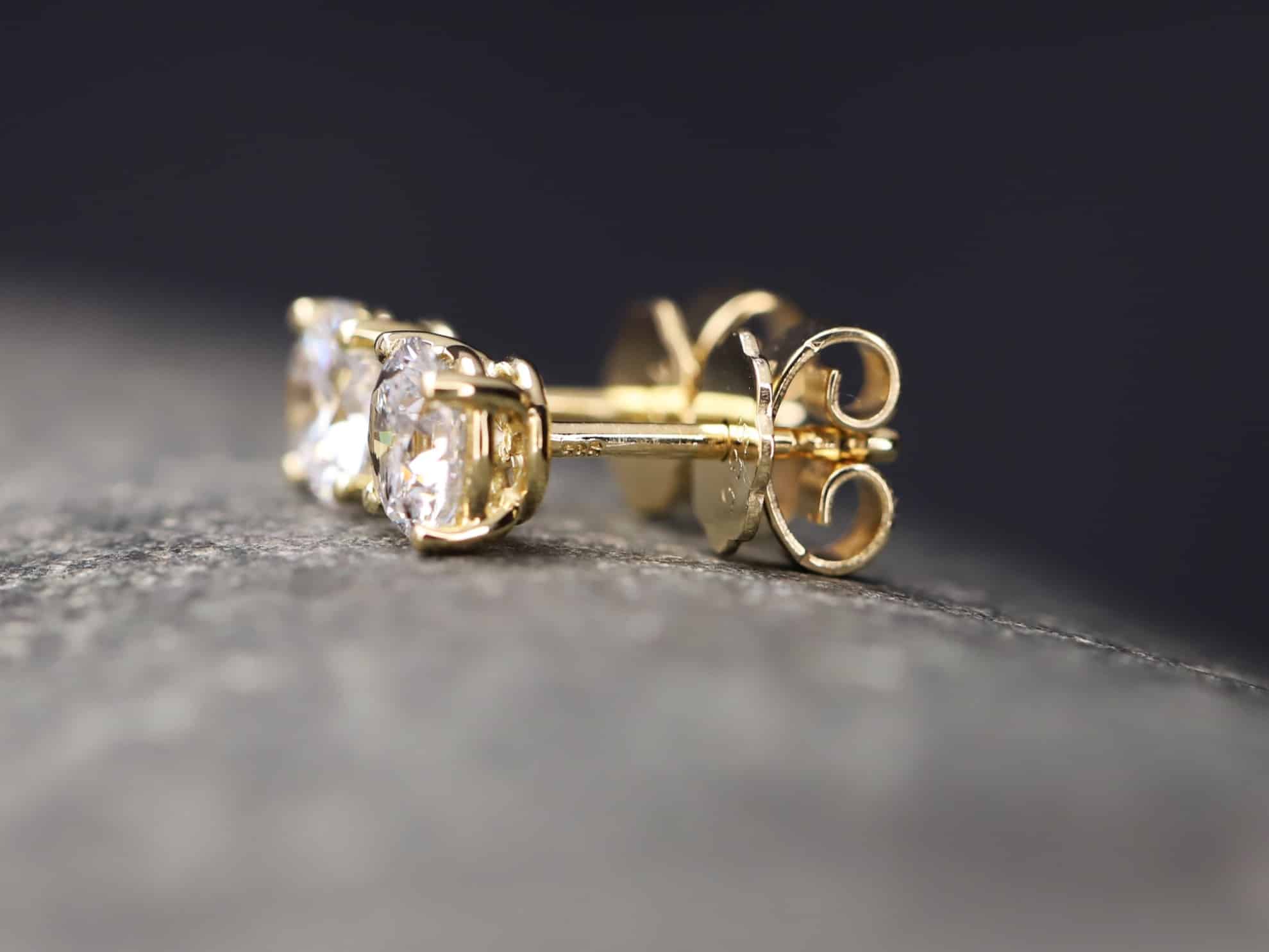 1,088ct Brillantstecker in 585er Gelbgold mit einer Viergriff Fassung (4 Krappen je Stein, synthetische Brillanten) – Bild 2