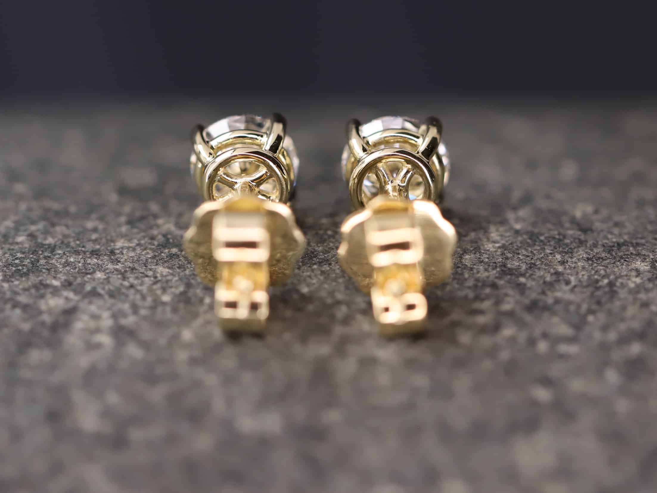 1,088ct Brillantstecker in 585er Gelbgold mit einer Viergriff Fassung (4 Krappen je Stein, synthetische Brillanten) – Bild 3