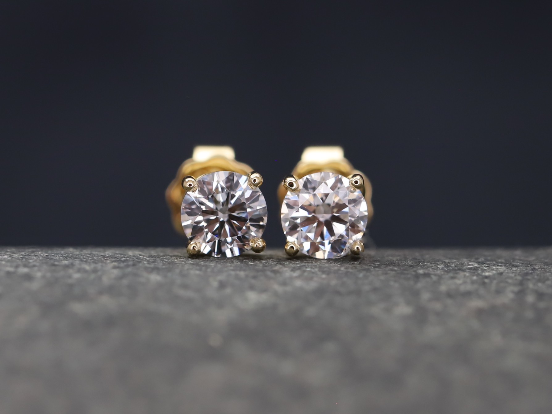 1,088ct Brillantstecker in 585er Gelbgold mit einer Viergriff Fassung (4 Krappen je Stein, synthetische Brillanten)