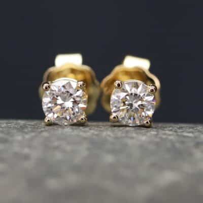 0,631ct Brillantstecker in 750er Gelbgold mit einer Viergriff Fassung (4 Krappen je Stein, synthetische Brillanten)