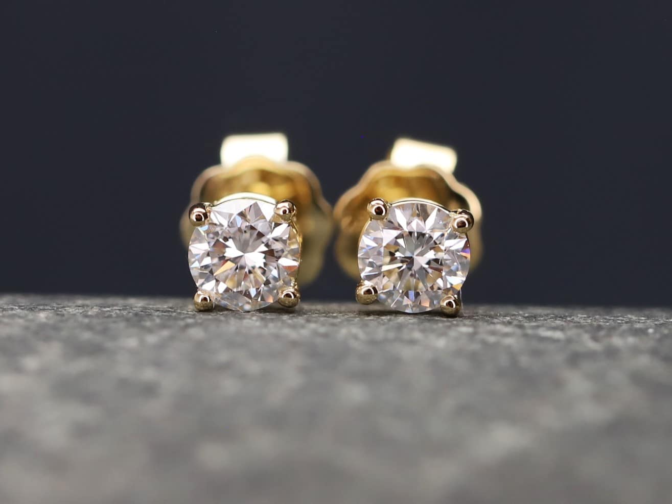 0,631ct Brillantstecker in 750er Gelbgold mit einer Viergriff Fassung (4 Krappen je Stein, synthetische Brillanten)