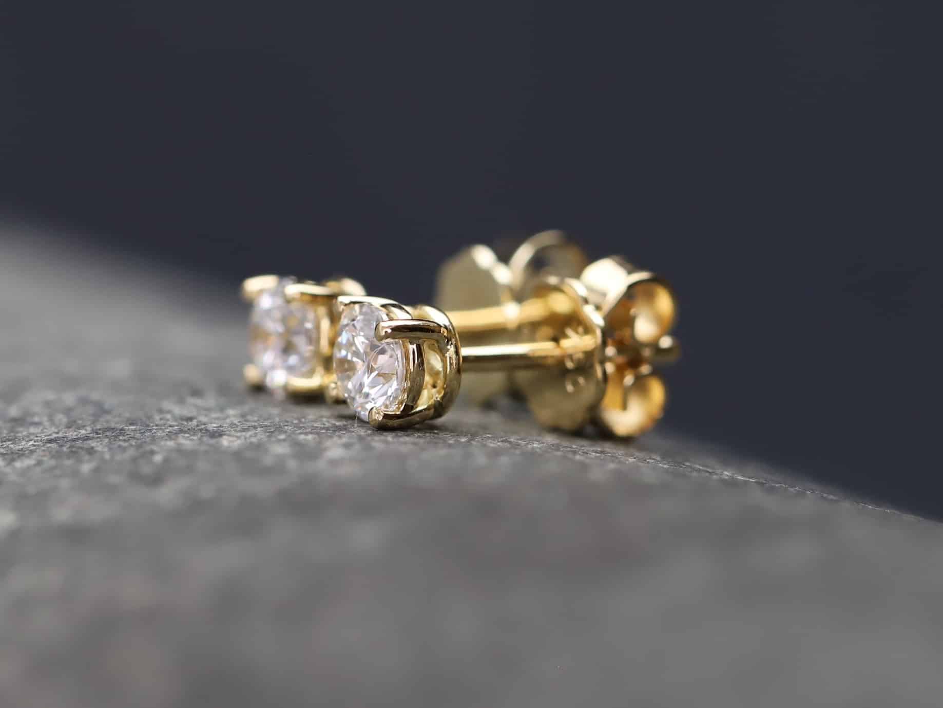 0,631ct Brillantstecker in 750er Gelbgold mit einer Viergriff Fassung (4 Krappen je Stein, synthetische Brillanten) – Bild 2