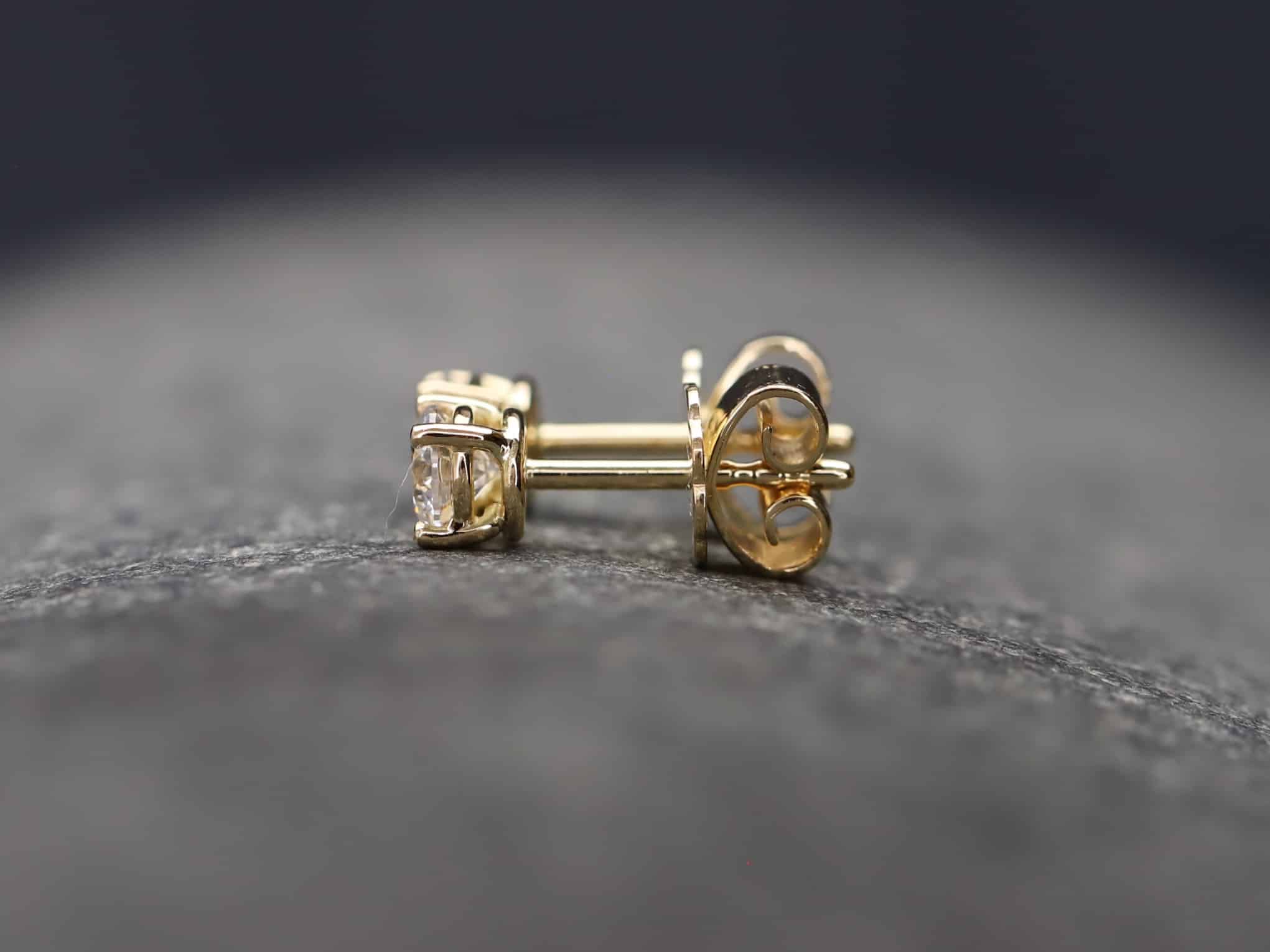 0,631ct Brillantstecker in 750er Gelbgold mit einer Viergriff Fassung (4 Krappen je Stein, synthetische Brillanten) – Bild 3