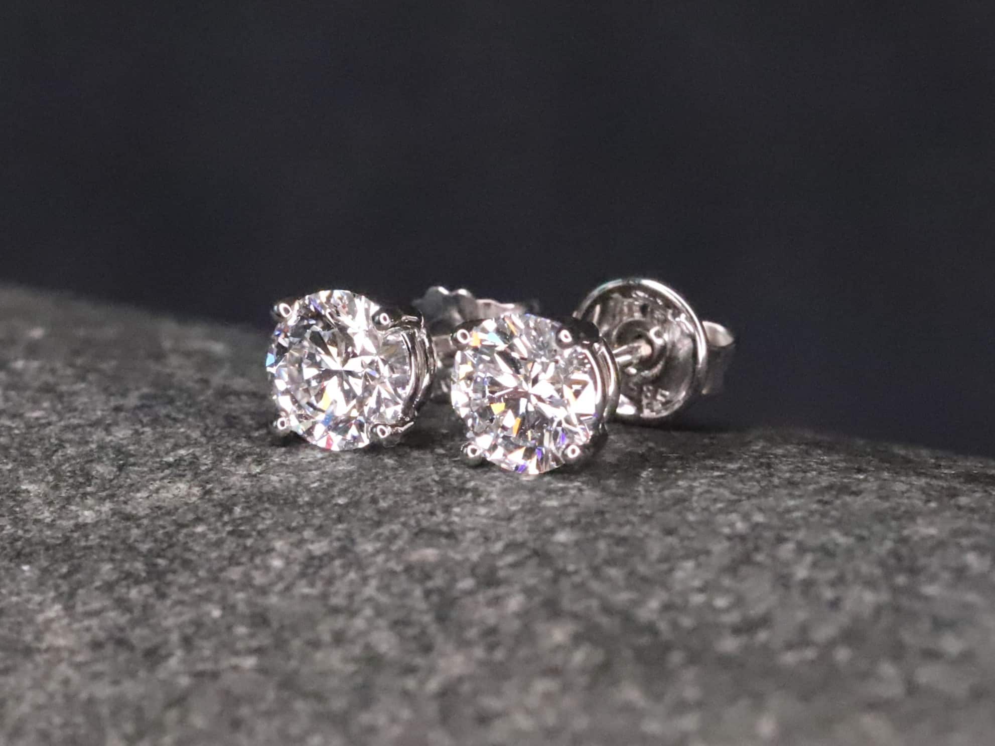 1,0ct Brillantstecker in 585er Weißgold mit einer Viergriff Fassung (4 Krappen je Stein, synthetische Brillanten) – Bild 3
