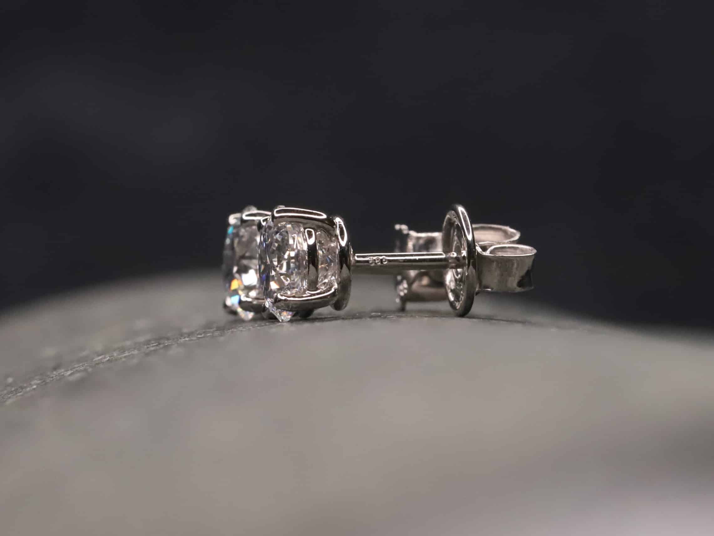 1,0ct Brillantstecker in 585er Weißgold mit einer Viergriff Fassung (4 Krappen je Stein, synthetische Brillanten) – Bild 2