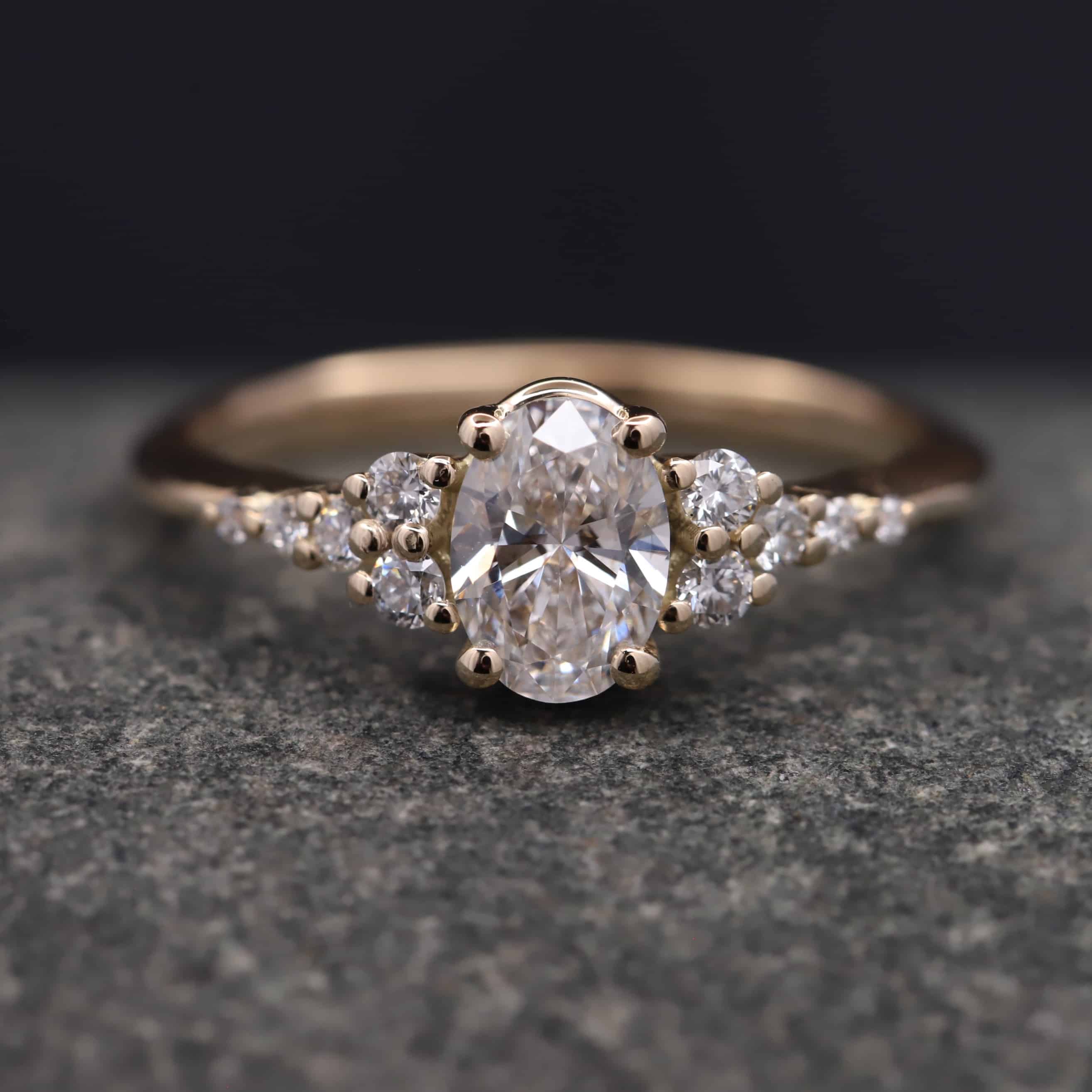 Verlobungsring 585er Rosegold mit 0,74ct synthetischen Ovalem Diamanten