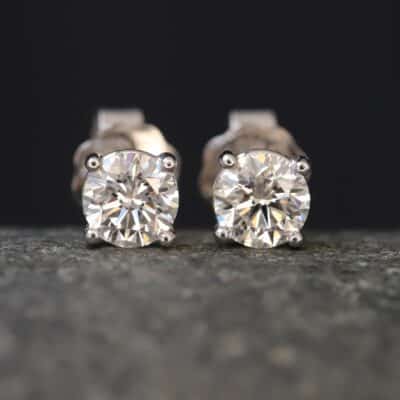 0,9ct Brillantstecker in 585er Weißgold mit einer Viergriff Fassung (4 Krappen je Stein, synthetische Brillanten)