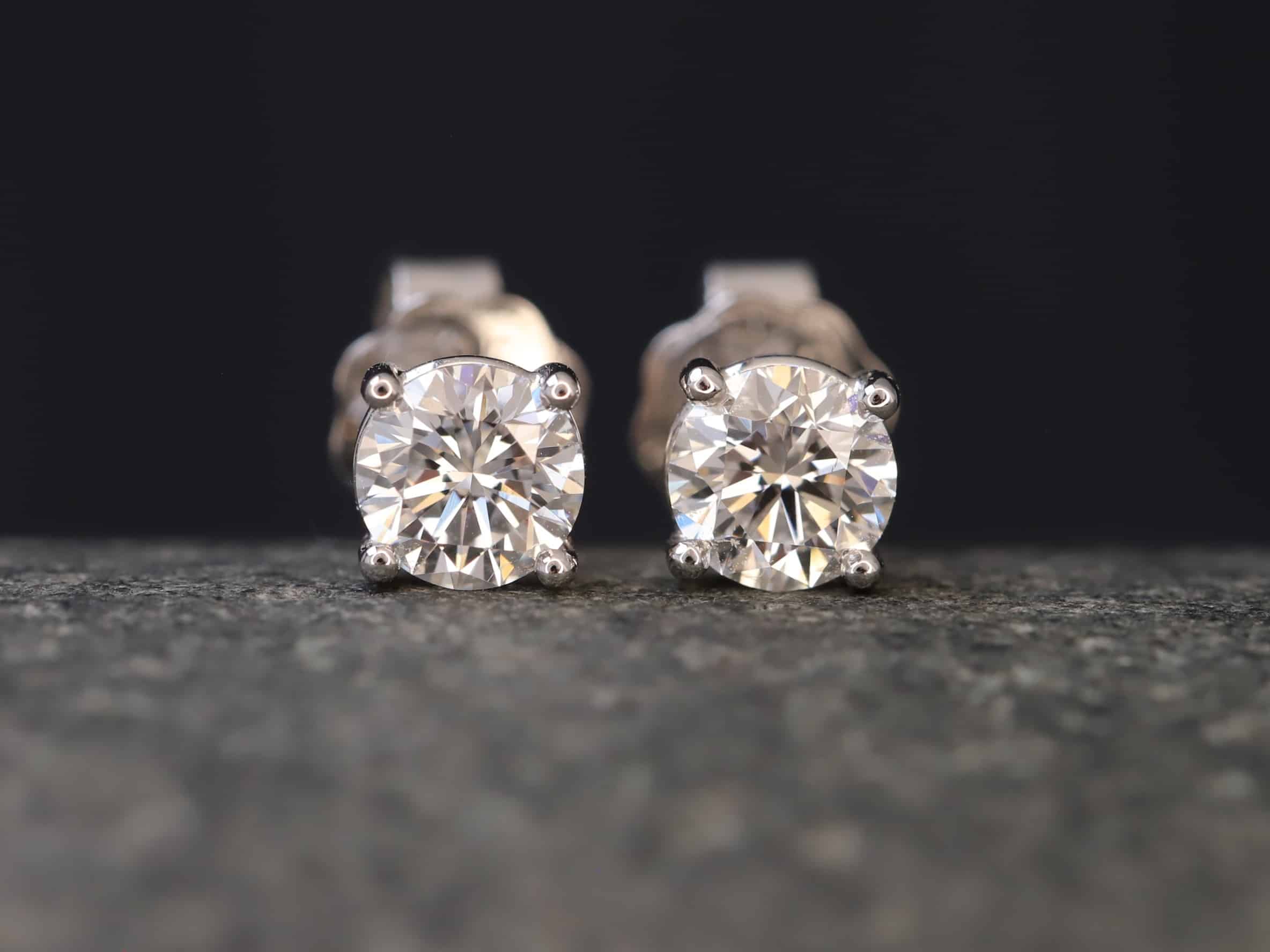 0,9ct Brillantstecker in 585er Weißgold mit einer Viergriff Fassung (4 Krappen je Stein, synthetische Brillanten)