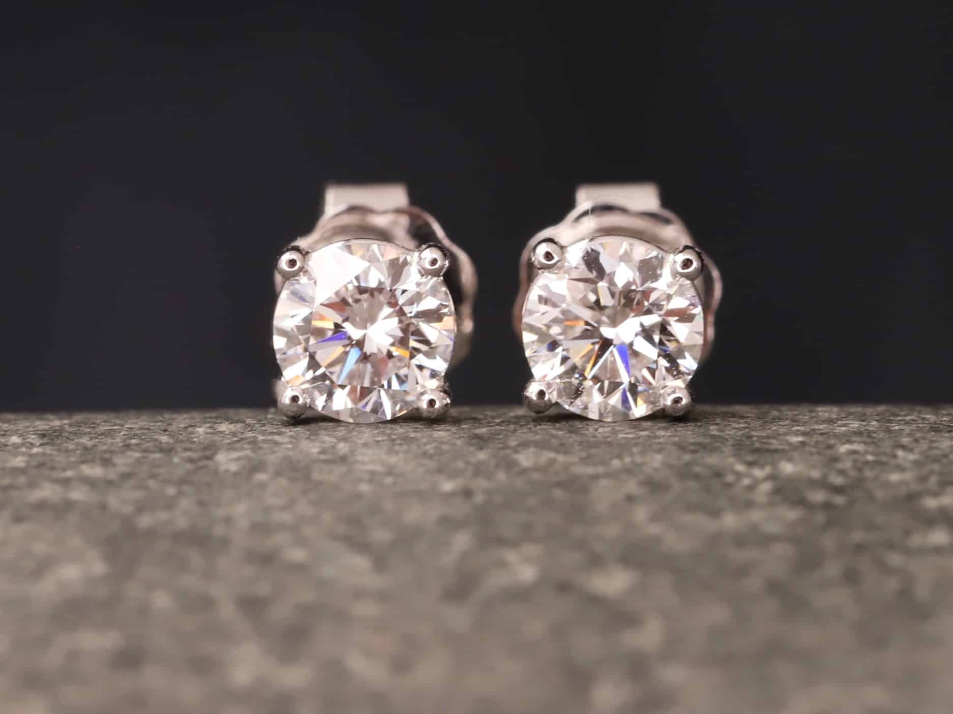 0,9ct Brillantstecker in 585er Weißgold mit einer Viergriff Fassung (4 Krappen je Stein, synthetische Brillanten) – Bild 3