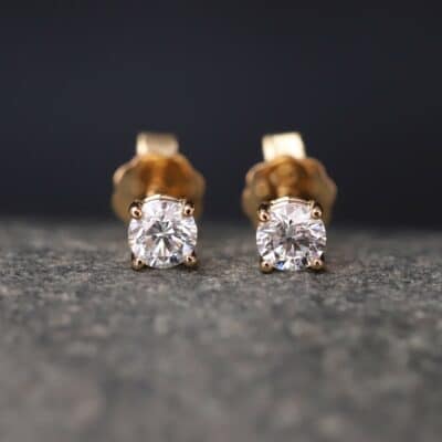 0,6ct Brillantstecker in 585er Rosegold mit einer Viergriff Fassung (4 Krappen je Stein, synthetische Brillanten)