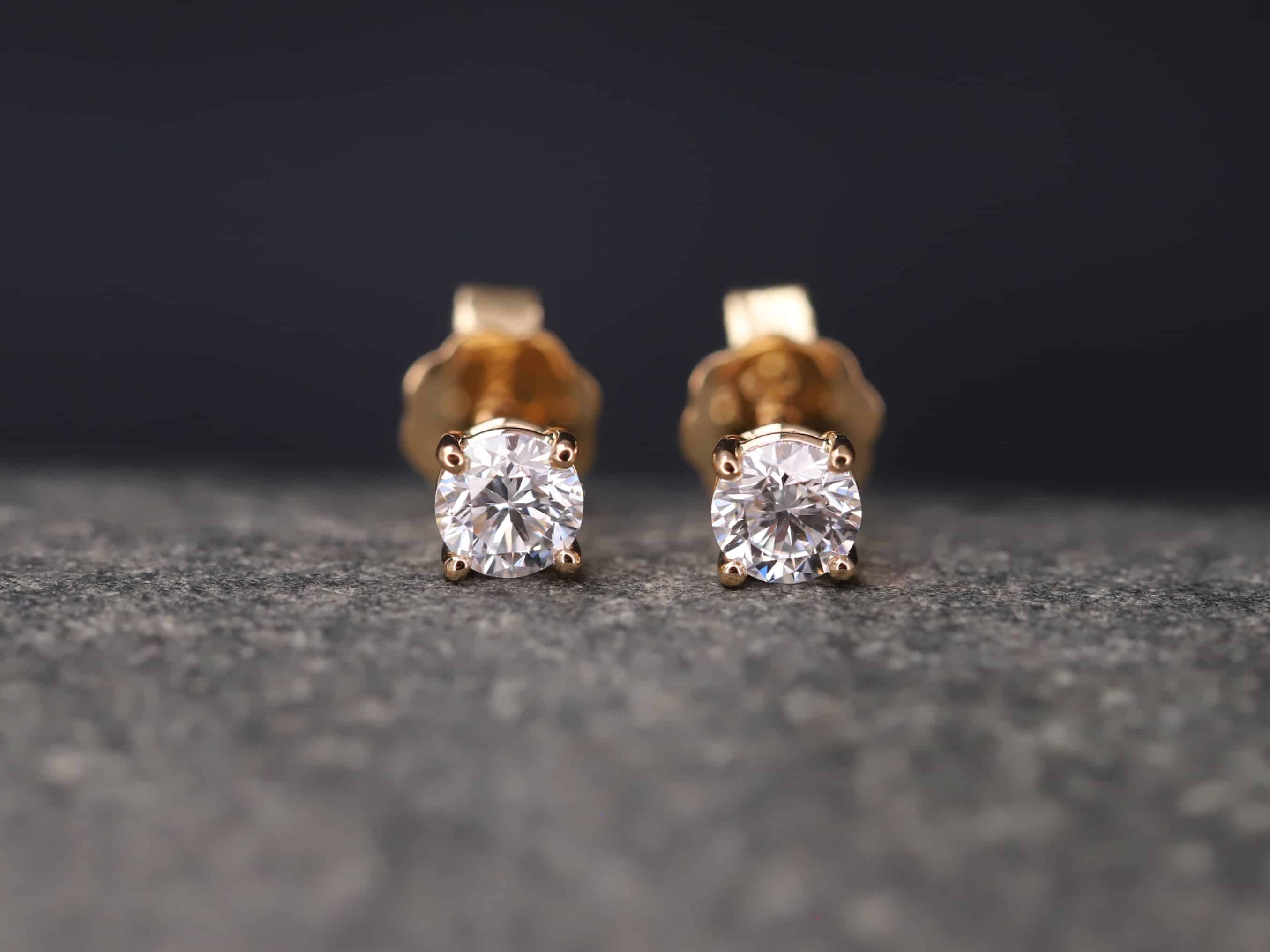 0,6ct Brillantstecker in 585er Rosegold mit einer Viergriff Fassung (4 Krappen je Stein, synthetische Brillanten)