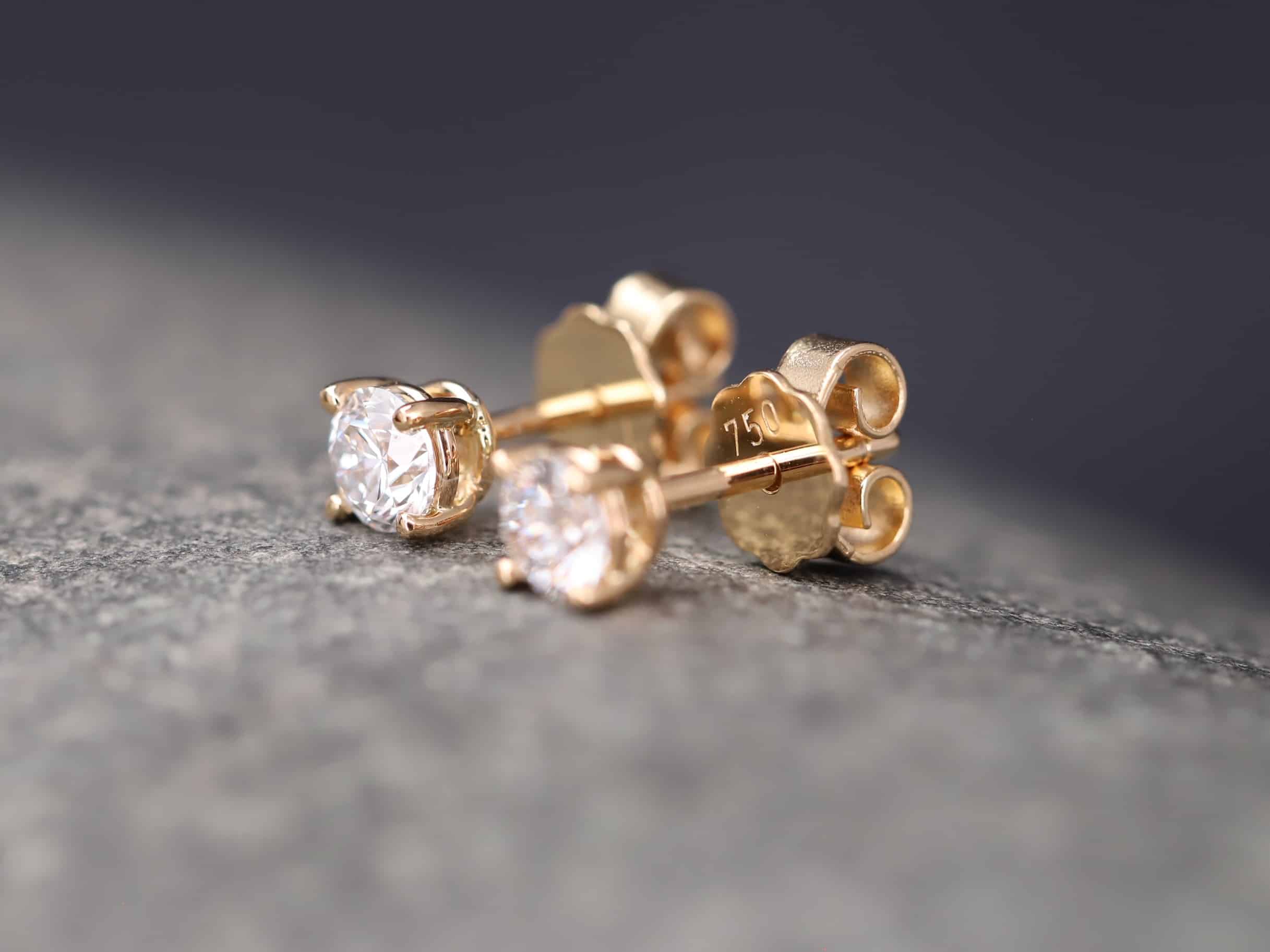 0,6ct Brillantstecker in 585er Rosegold mit einer Viergriff Fassung (4 Krappen je Stein, synthetische Brillanten) – Bild 2