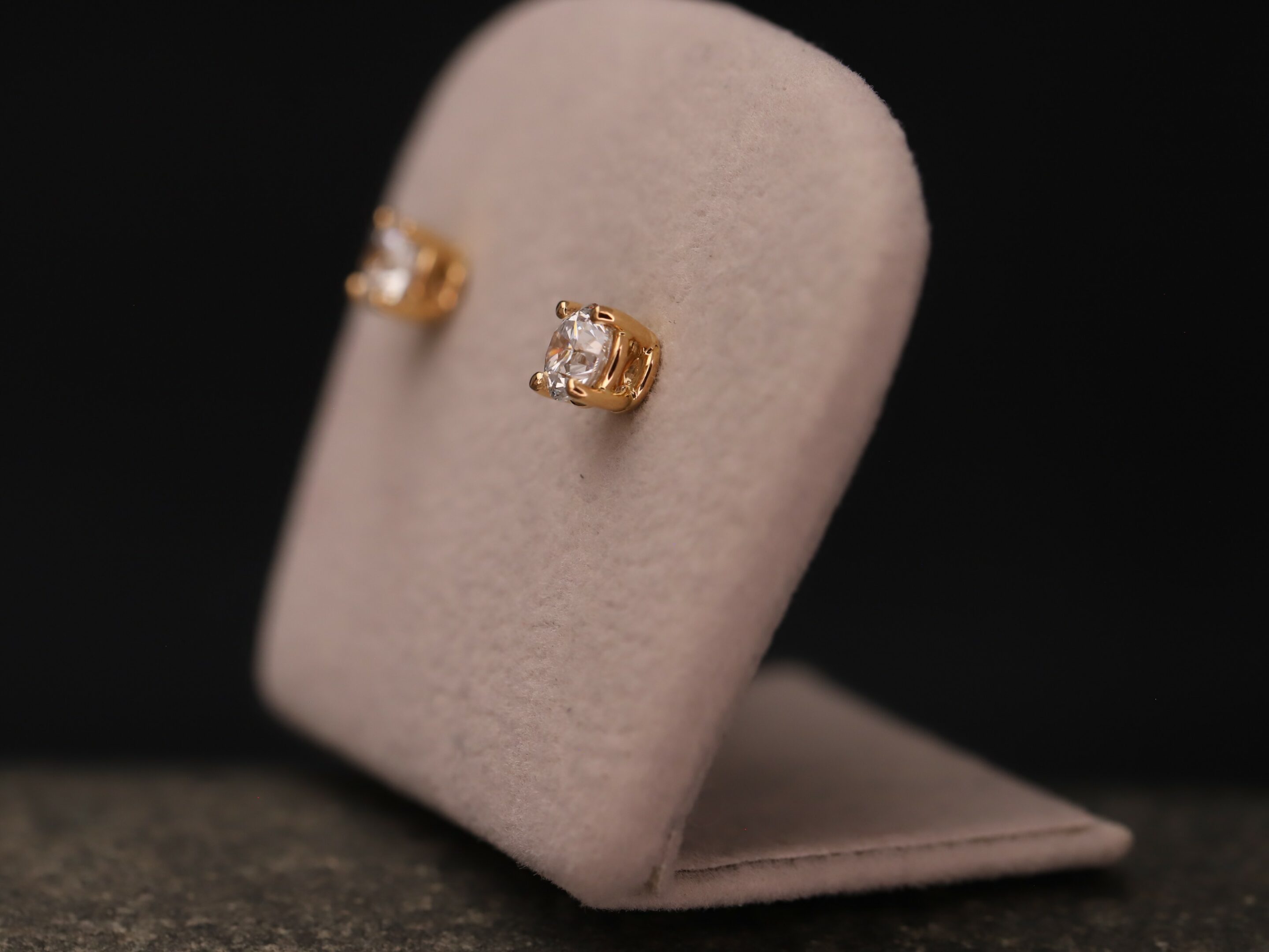 0,6ct Brillantstecker in 585er Rosegold mit einer Viergriff Fassung (4 Krappen je Stein, synthetische Brillanten) – Bild 3