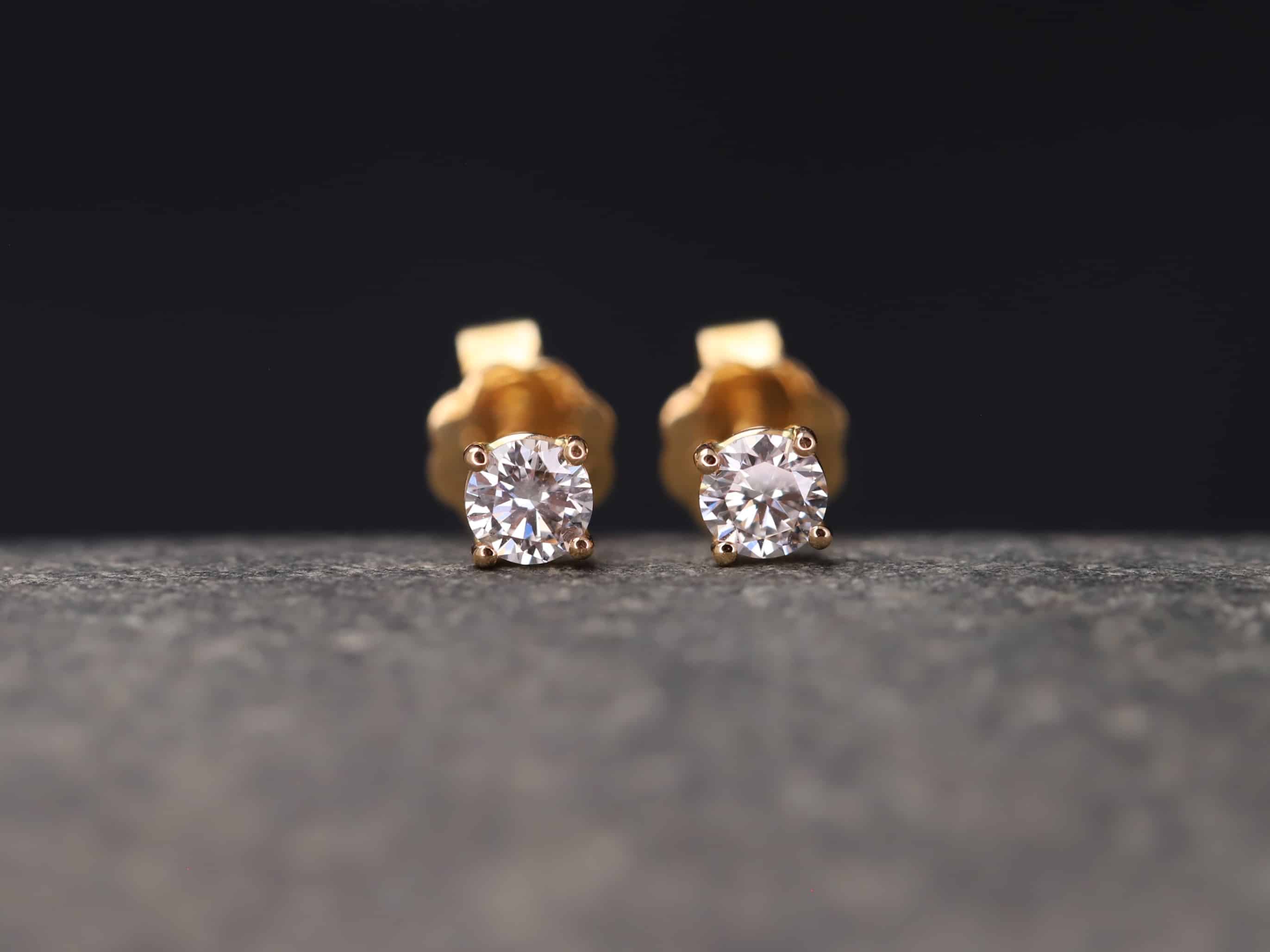 0,4ct Brillantstecker in 585er Rosegold mit einer Viergriff Fassung (4 Krappen je Stein, synthetische Brillanten)