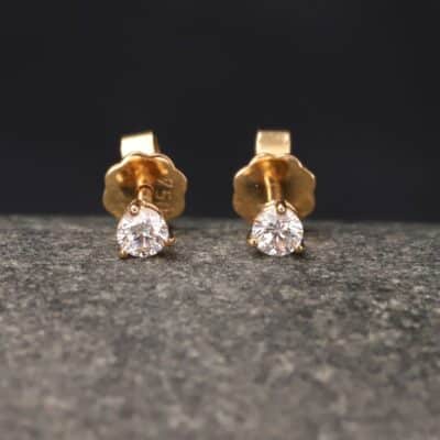 0,3ct Brillantstecker in 585er Rosegold mit einer Viergriff Fassung (3 Krappen je Stein, synthetische Brillanten)
