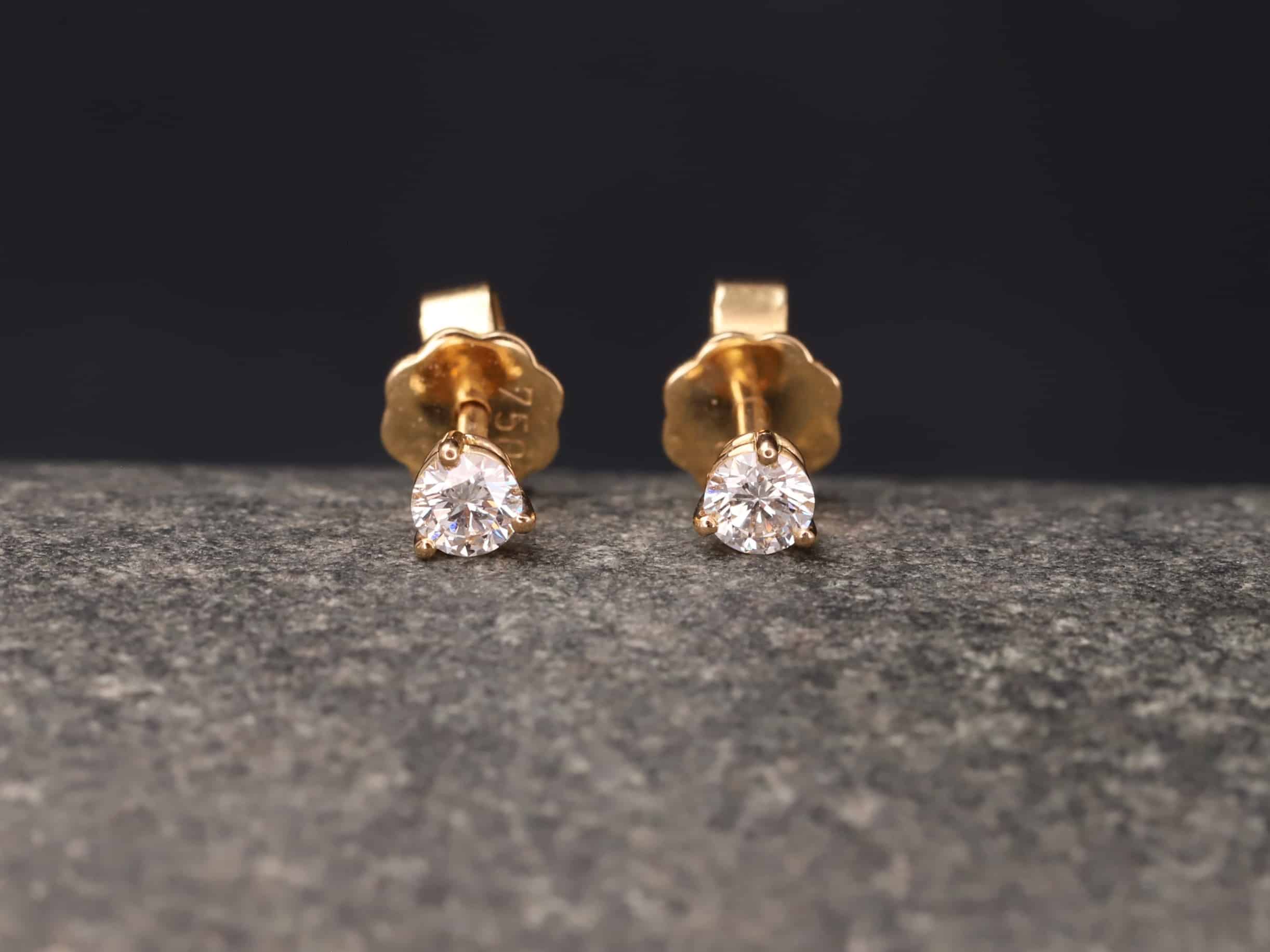 0,3ct Brillantstecker in 585er Rosegold mit einer Viergriff Fassung (3 Krappen je Stein, synthetische Brillanten)