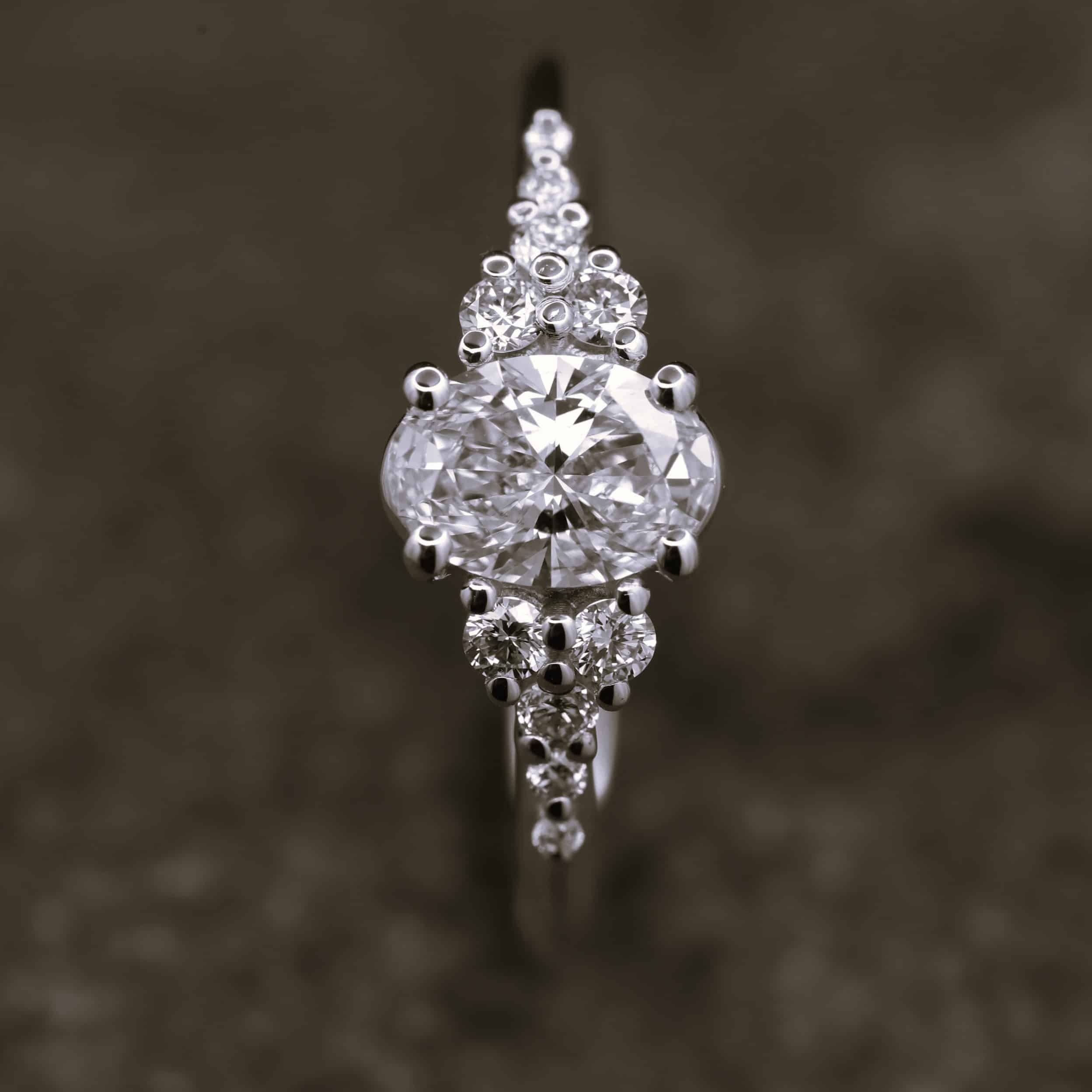Verlobungsring 585er Weißgold mit 0,74ct synthetischen Ovalem Diamanten – Bild 2