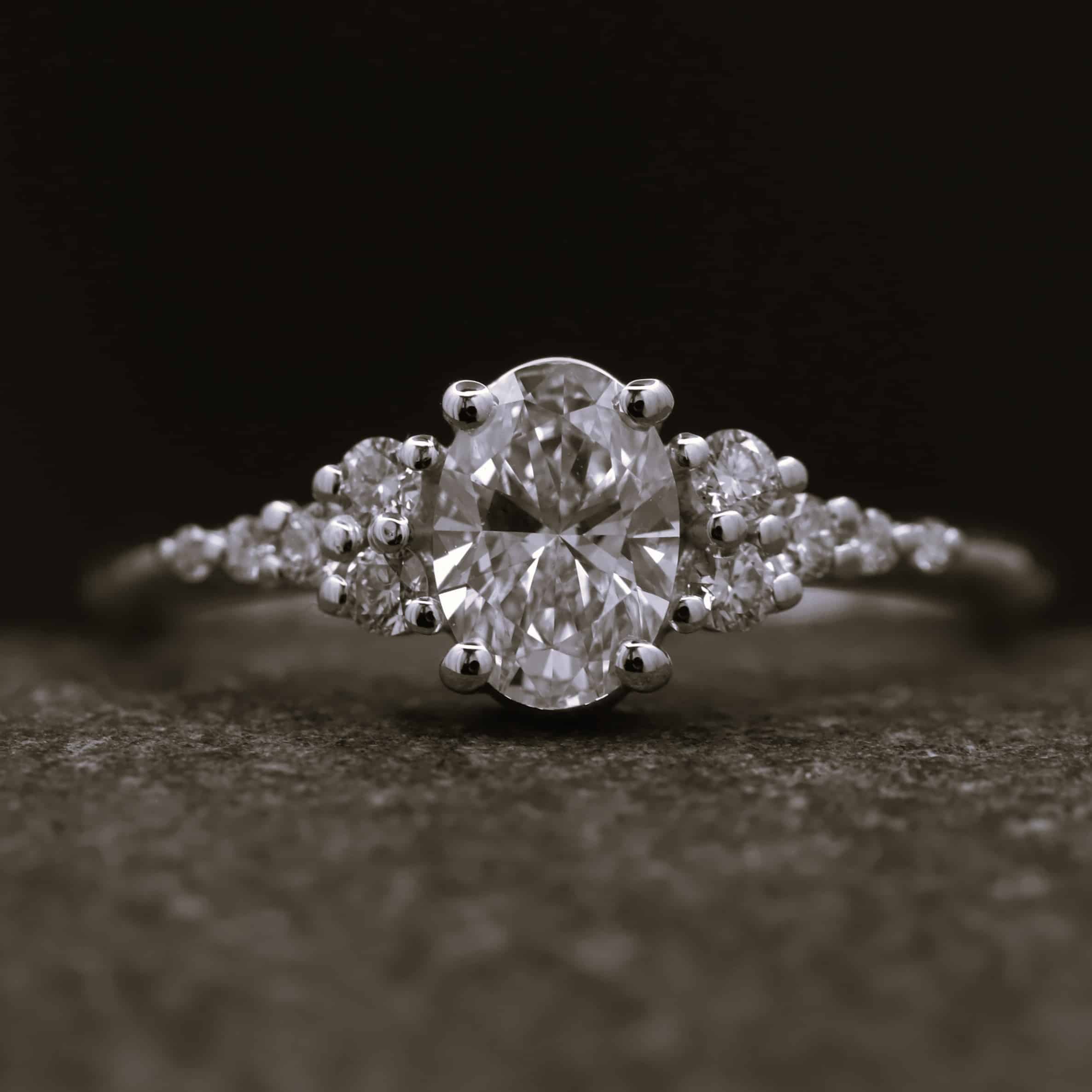 Verlobungsring 585er Weißgold mit 0,74ct synthetischen Ovalem Diamanten – Bild 5