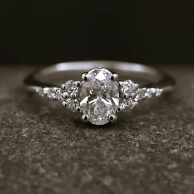 Verlobungsring 585er Weißgold mit 0,74ct synthetischen Ovalem Diamanten