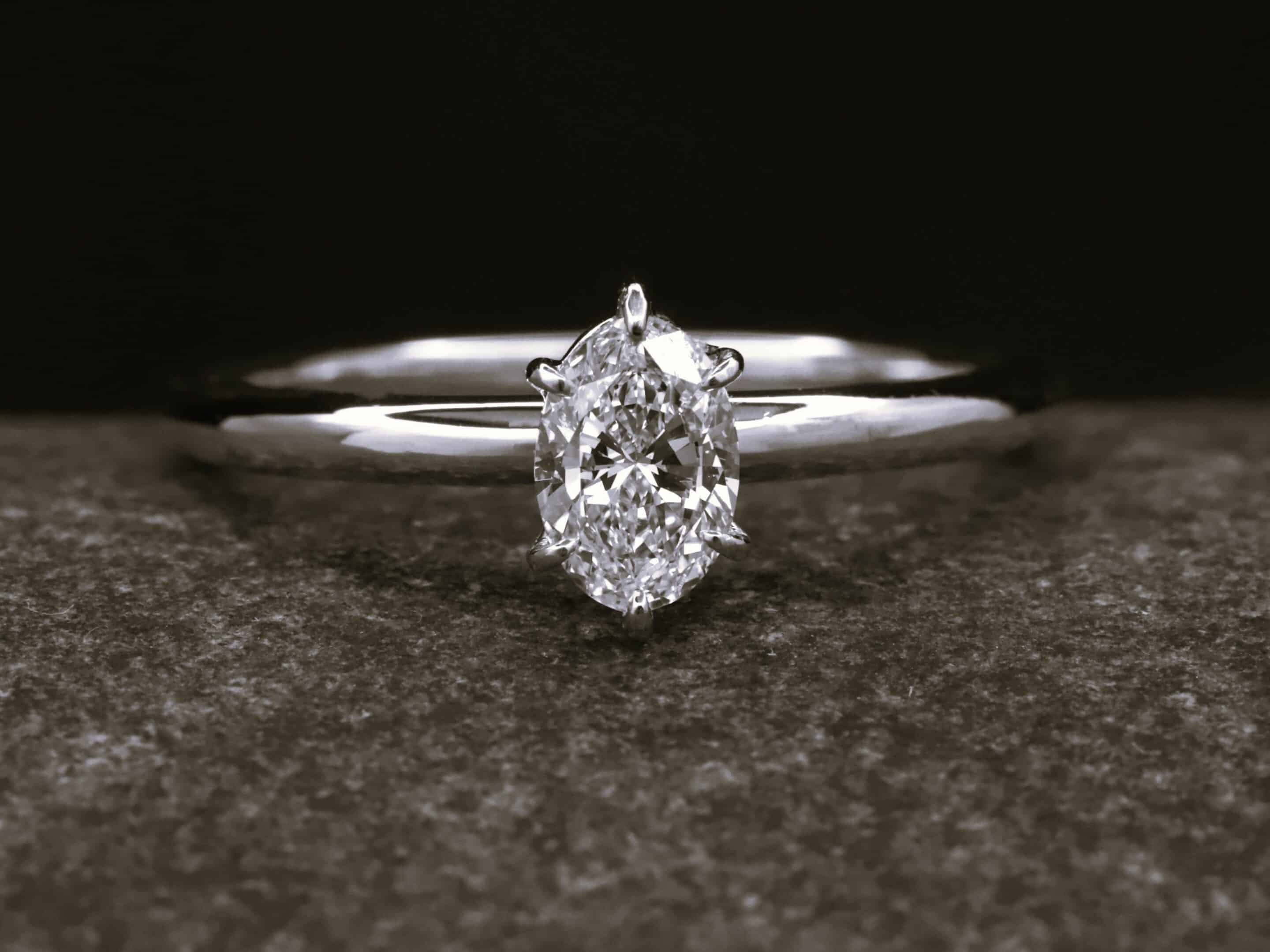 Verlobungsring 585er Weißgold mit 0,35ct synthetischem Diamanten in Ovalem Schliff