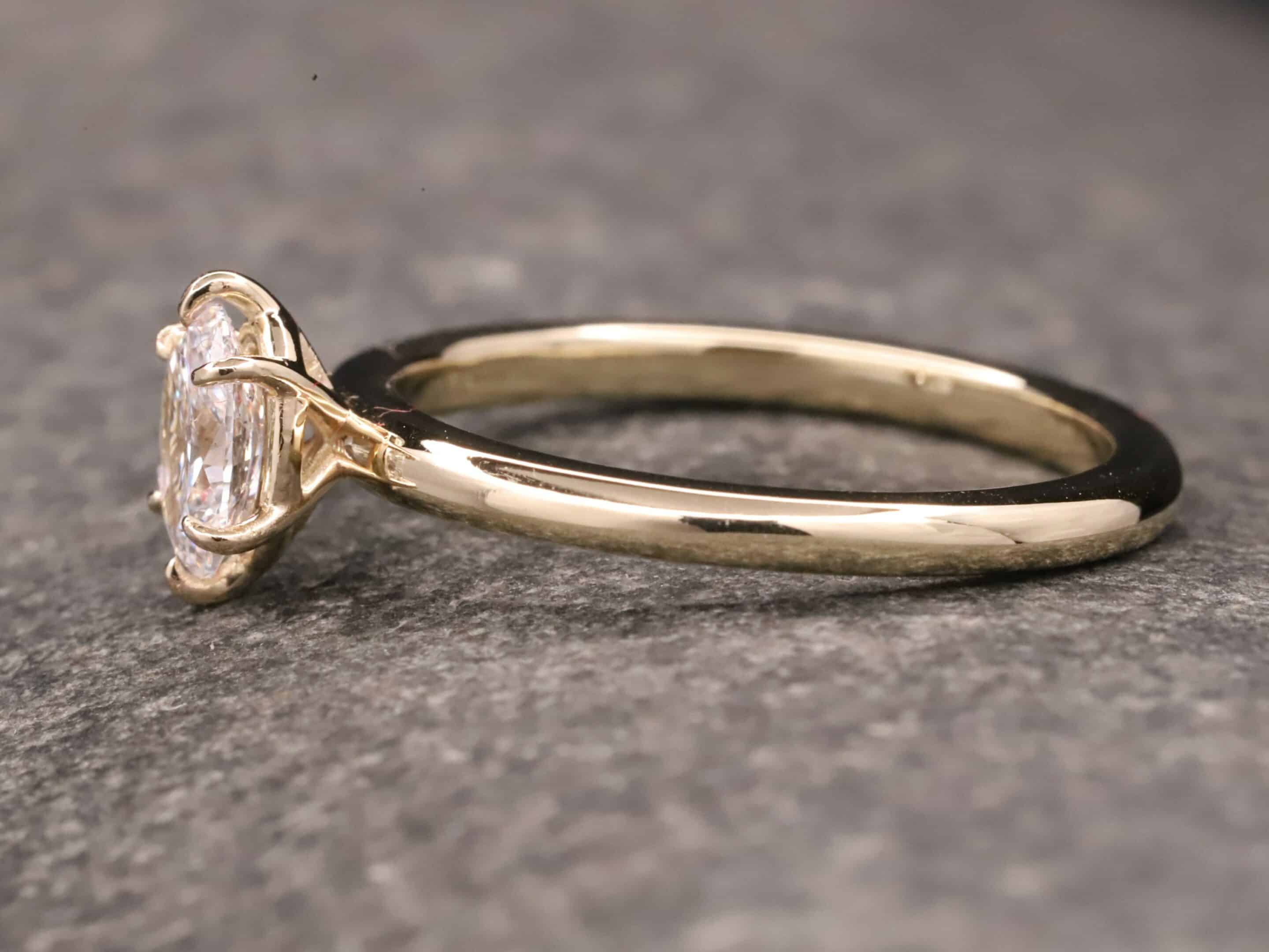 Verlobungsring 585er Gelbgold mit 0,35ct synthetischem Diamanten in Ovalem Schliff – Bild 3