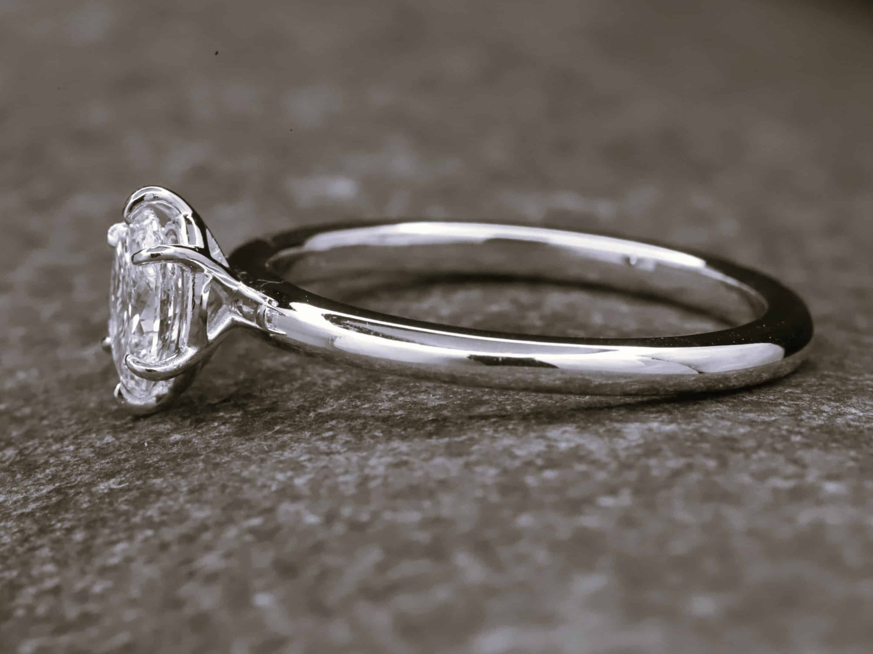 Verlobungsring 585er Weißgold mit 0,35ct synthetischem Diamanten in Ovalem Schliff – Bild 2