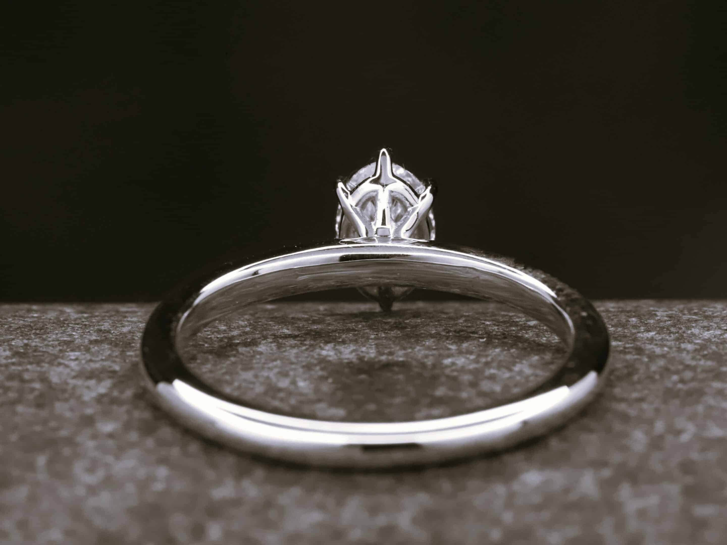 Verlobungsring 585er Weißgold mit 0,35ct synthetischem Diamanten in Ovalem Schliff – Bild 3