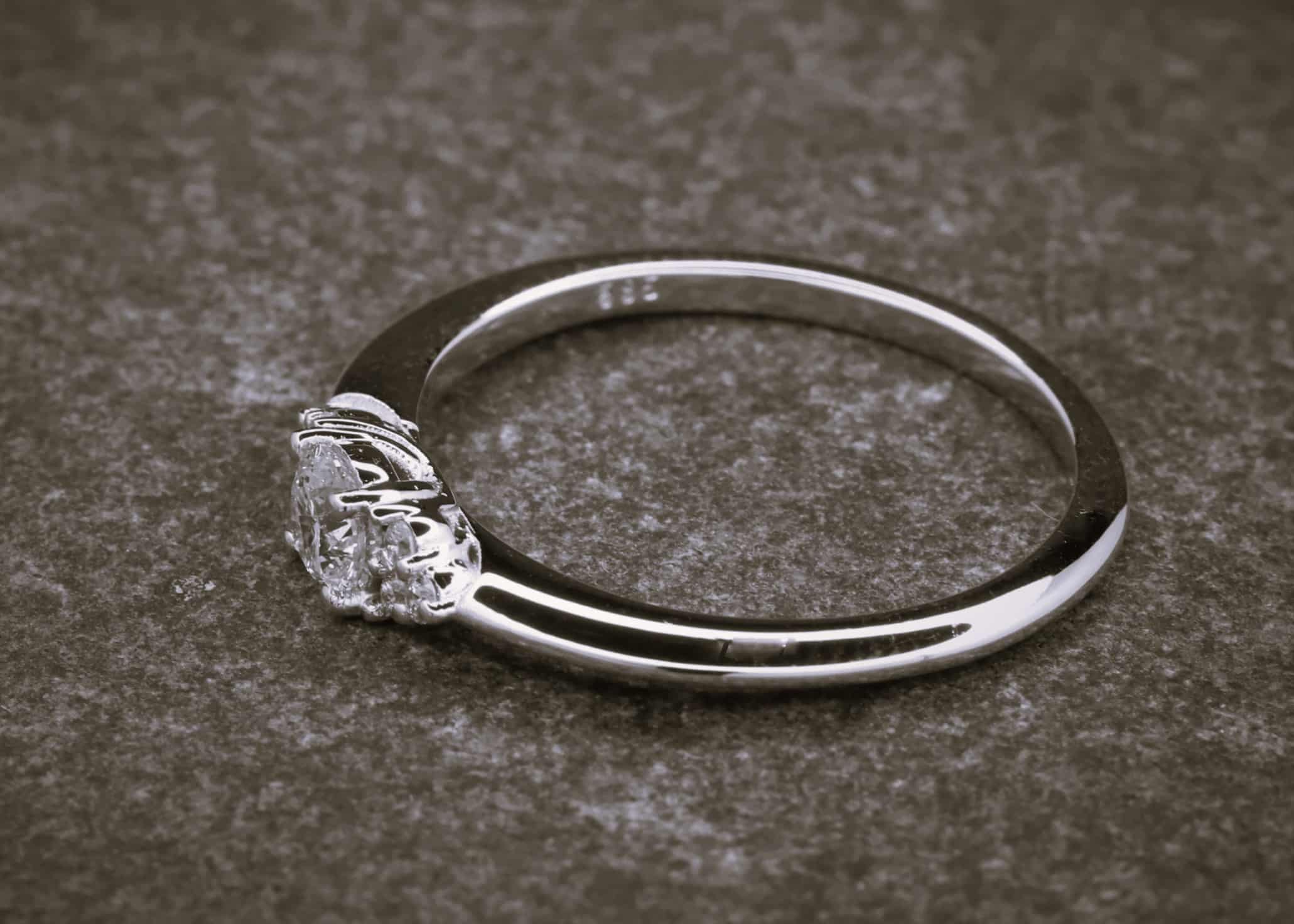 Verlobungsring 585er Weißgold mit 0,298ct synthetischen Diamanten im Brillantschliff – Bild 3