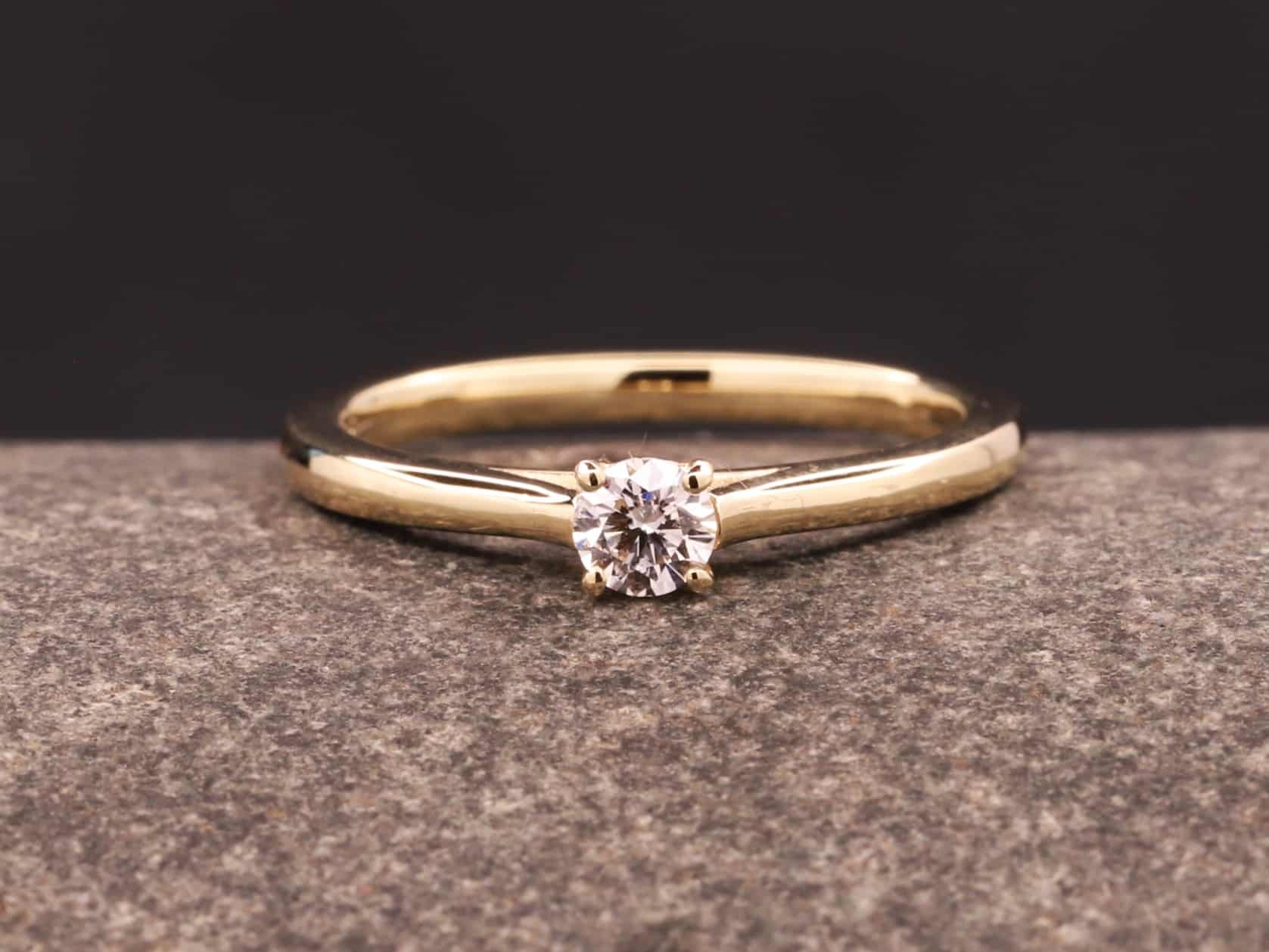 Verlobungsring 585er Gelbgold mit 0,157ct synthetischem Diamanten im Brillantschliff – Bild 2