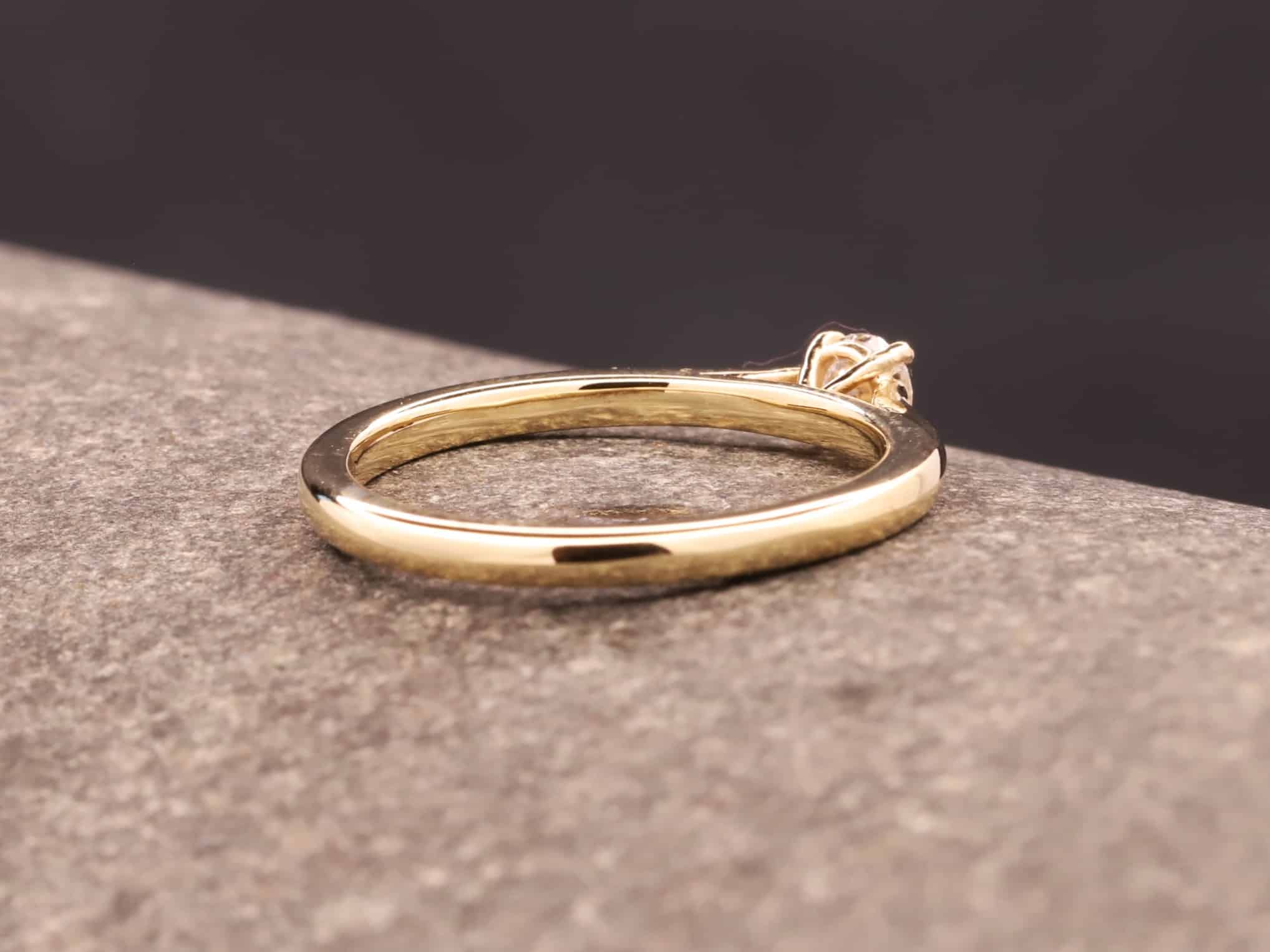 Verlobungsring 585er Gelbgold mit 0,157ct synthetischem Diamanten im Brillantschliff – Bild 8