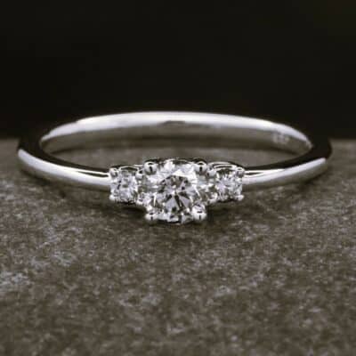 Verlobungsring 585er Weißgold mit 0,33ct synthetischen Diamanten im Brillantschliff